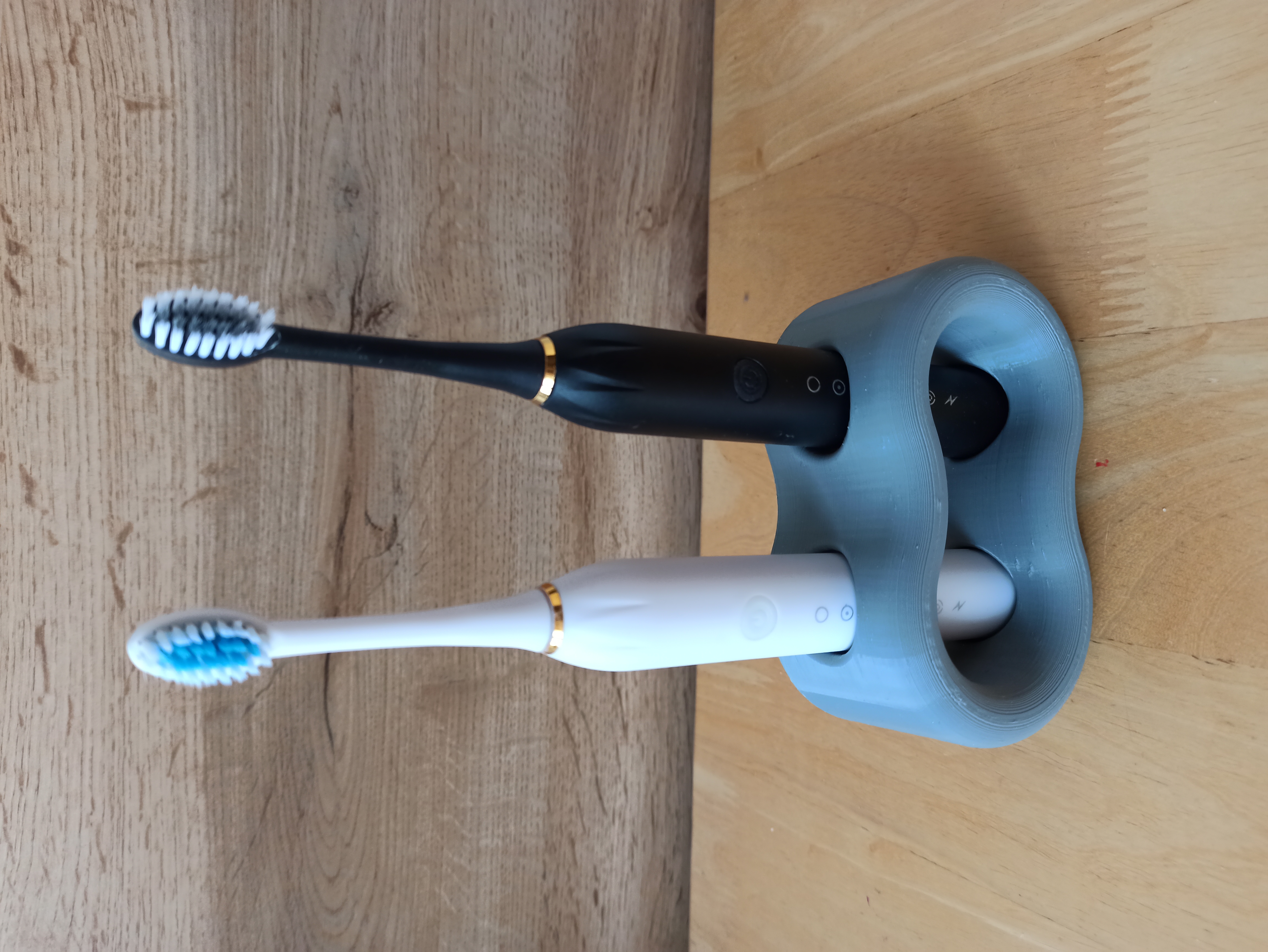 Stojánek na kartáčky. Toothbrush holder.