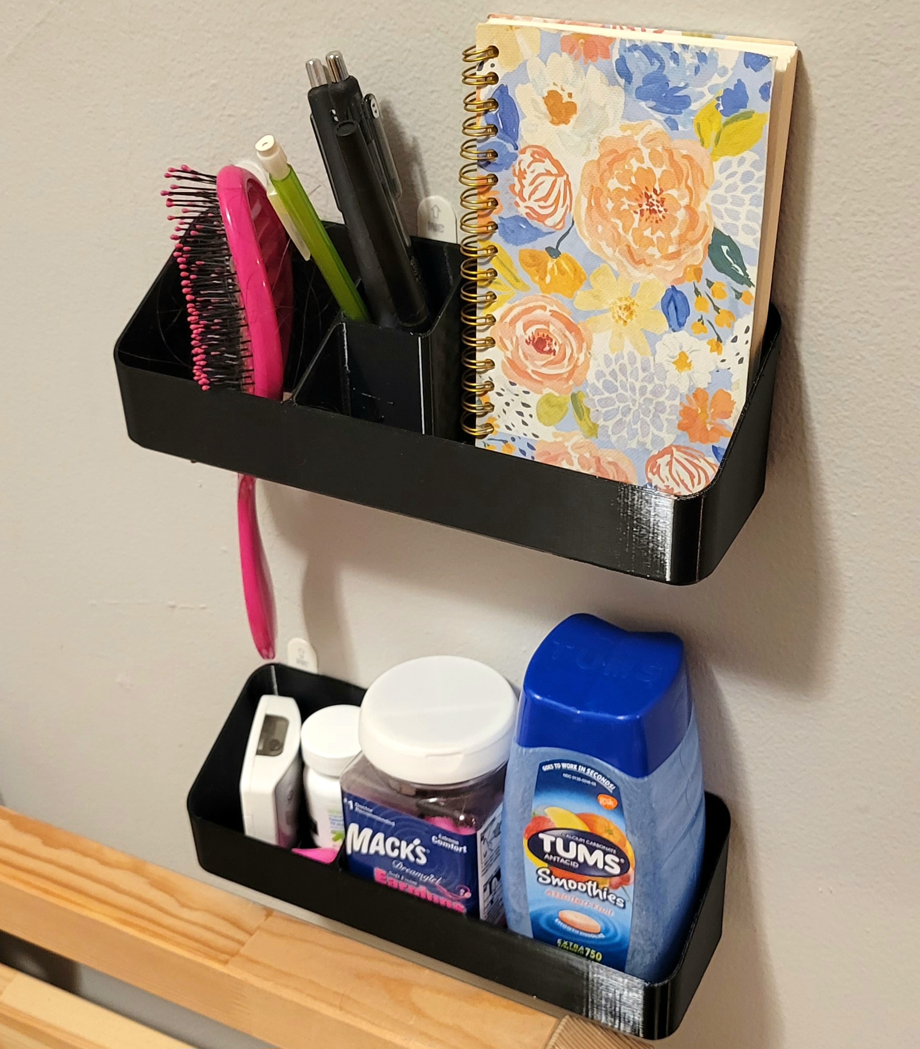 Simple shelf or desktop organizer