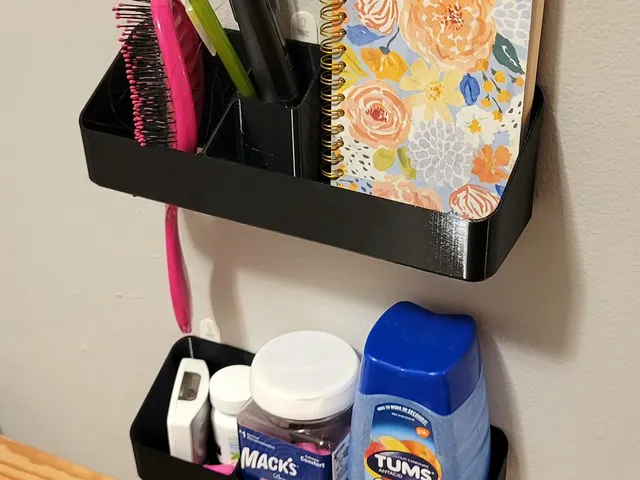 Simple shelf or desktop organizer