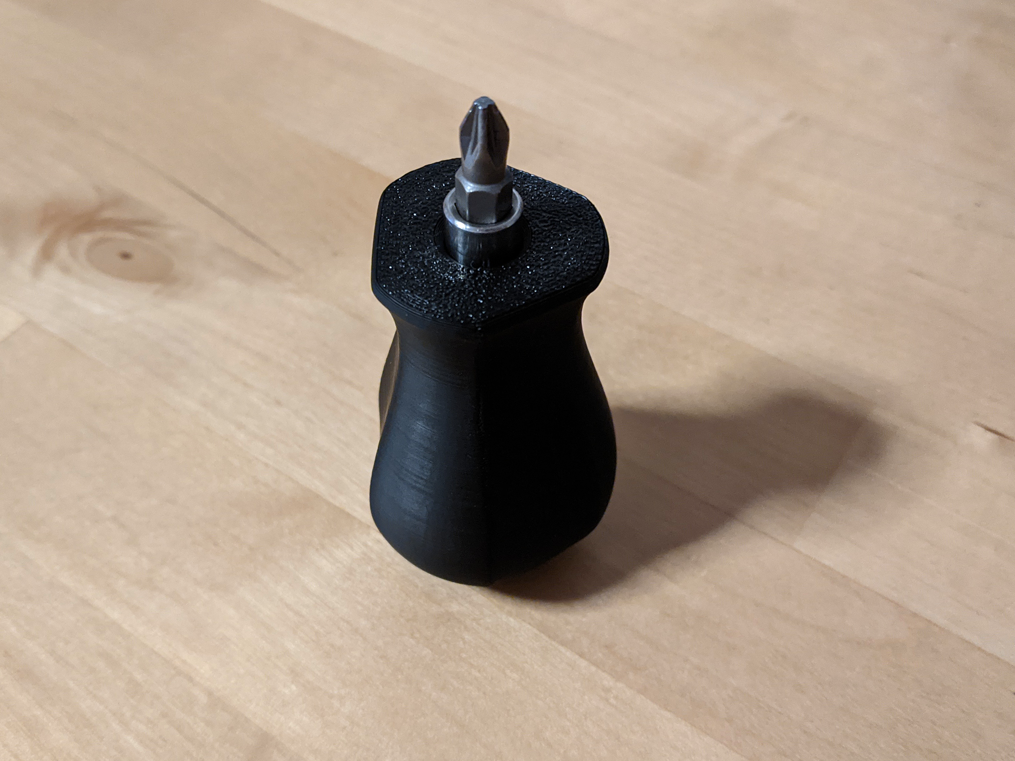 Ergonomic stubby screwdriver handle for magnetic hex bit holders