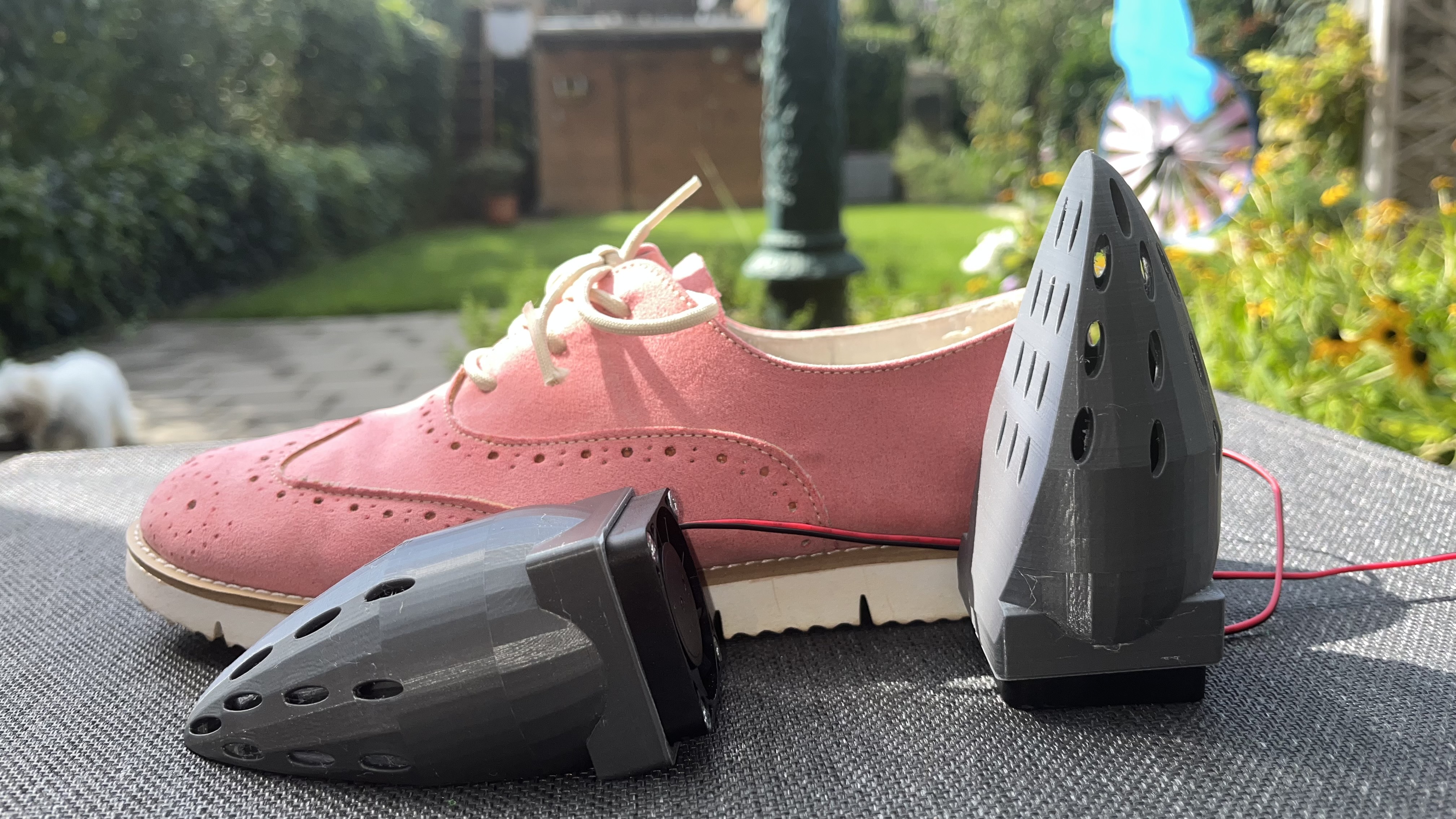Flacher Schuhlüfter für unterwegs. Flat shoe dryer for on the go.