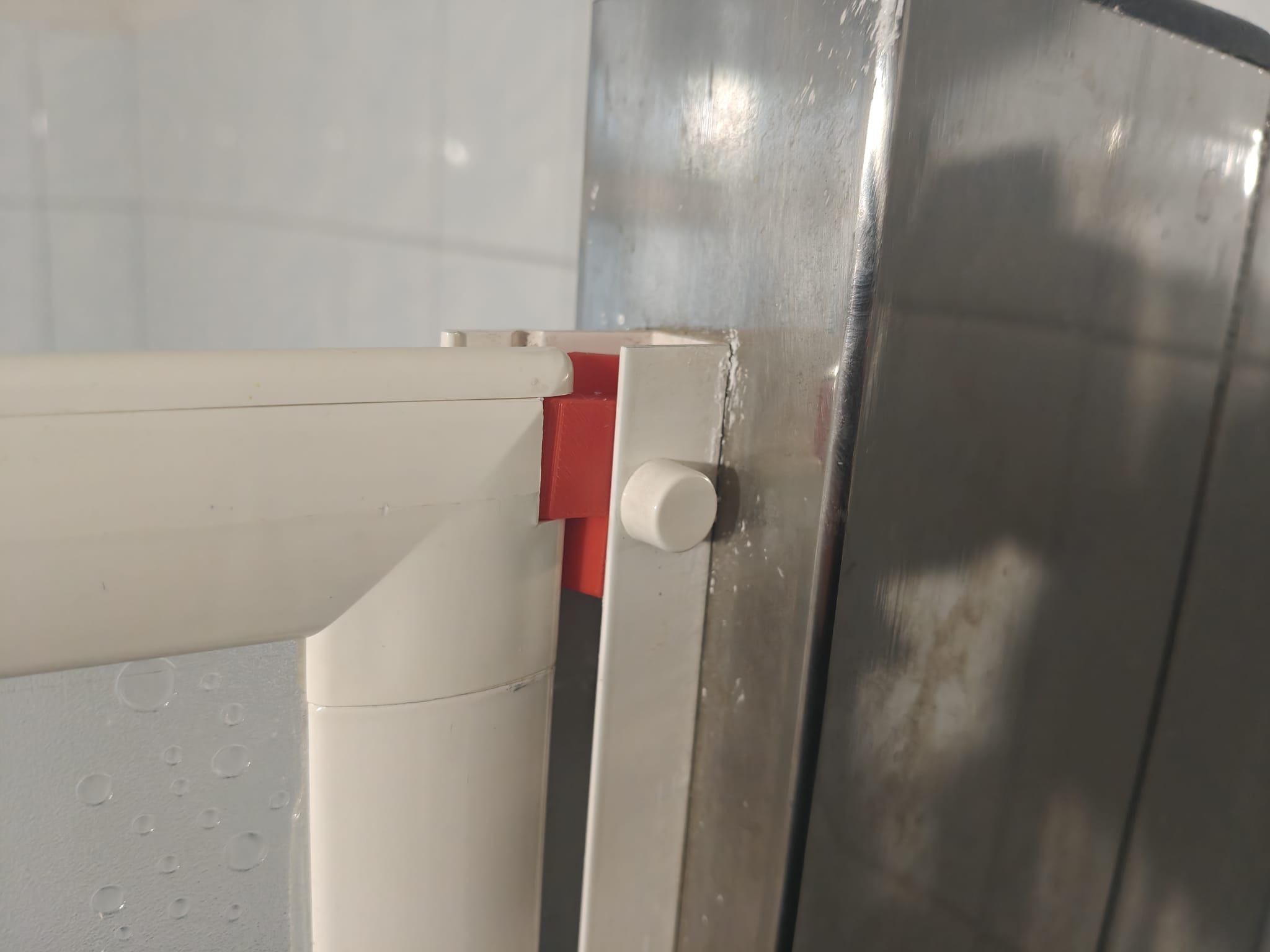 Bathtub water guard door hinge