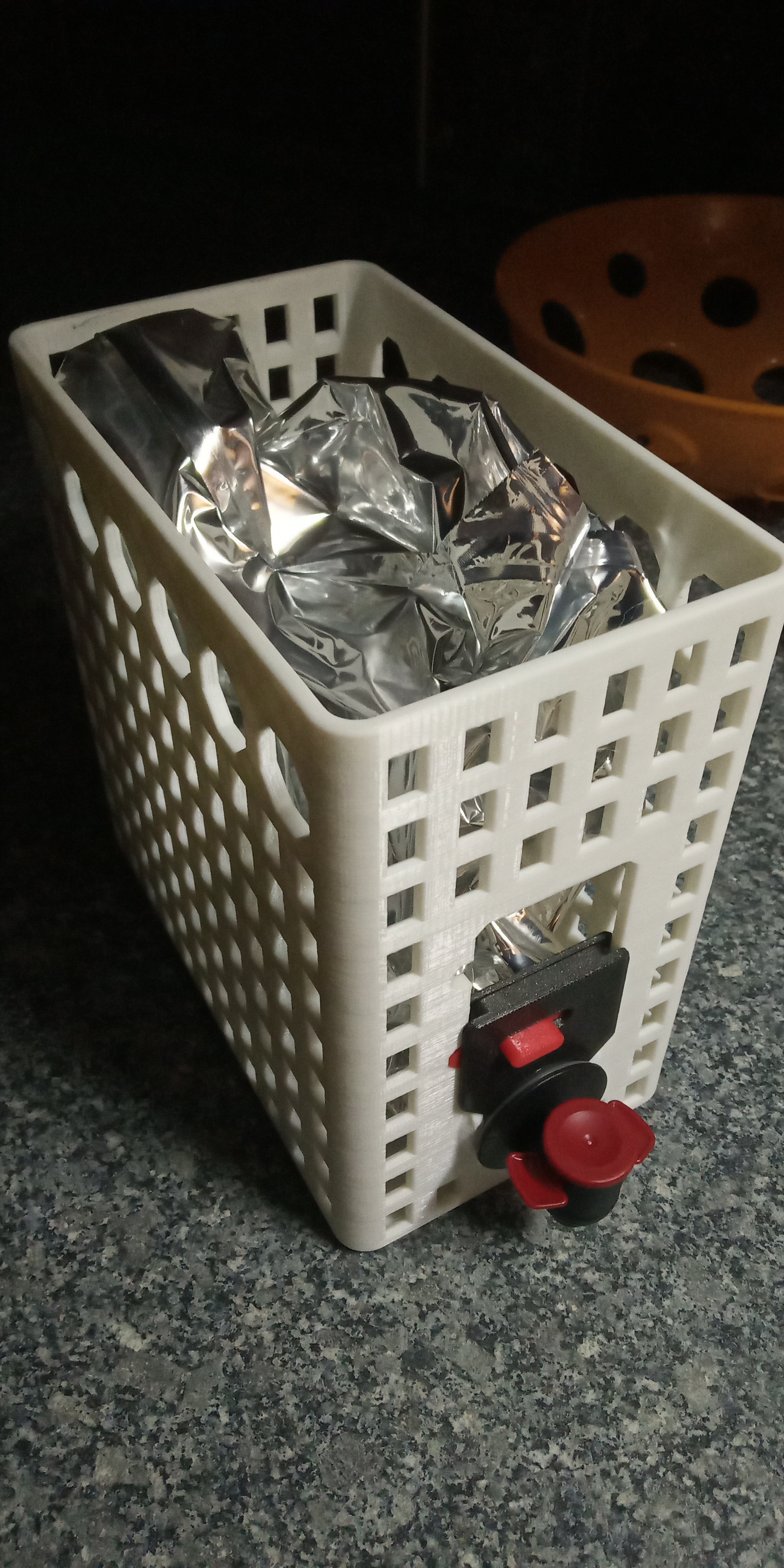 Basket for 3 liter Sangria or wine bag-in-box into the refrigerator