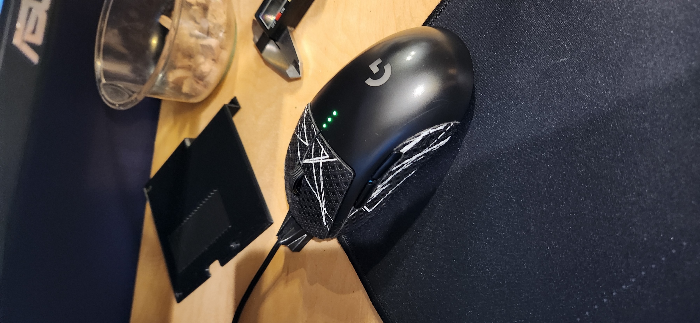Magnetic cable holder for mouse