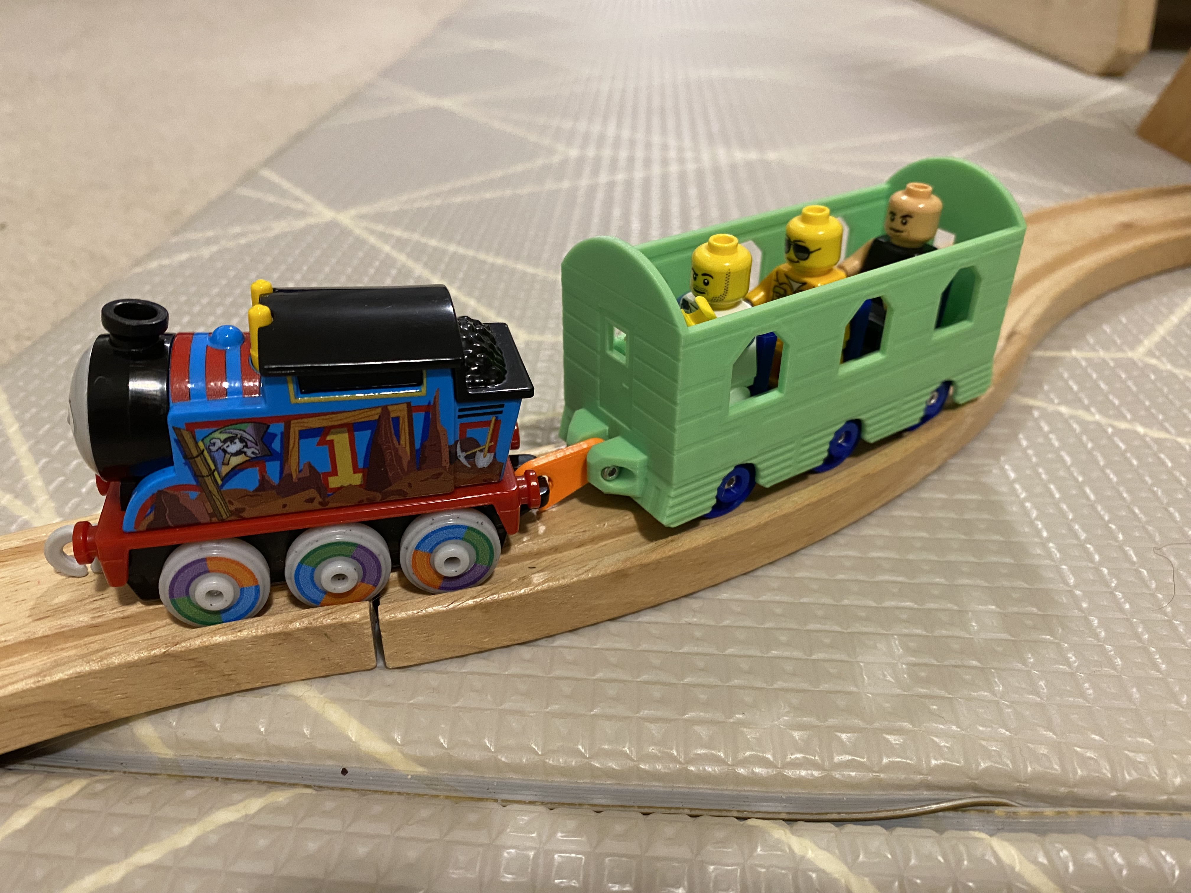 Lego Minifigure Thomas Railway Carriage (Brio Track Compatible)