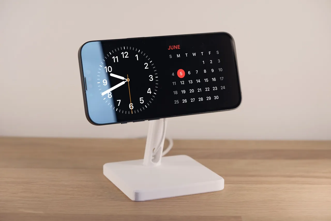 Magsafe charger stand for iPhone - standby mode by Thomas