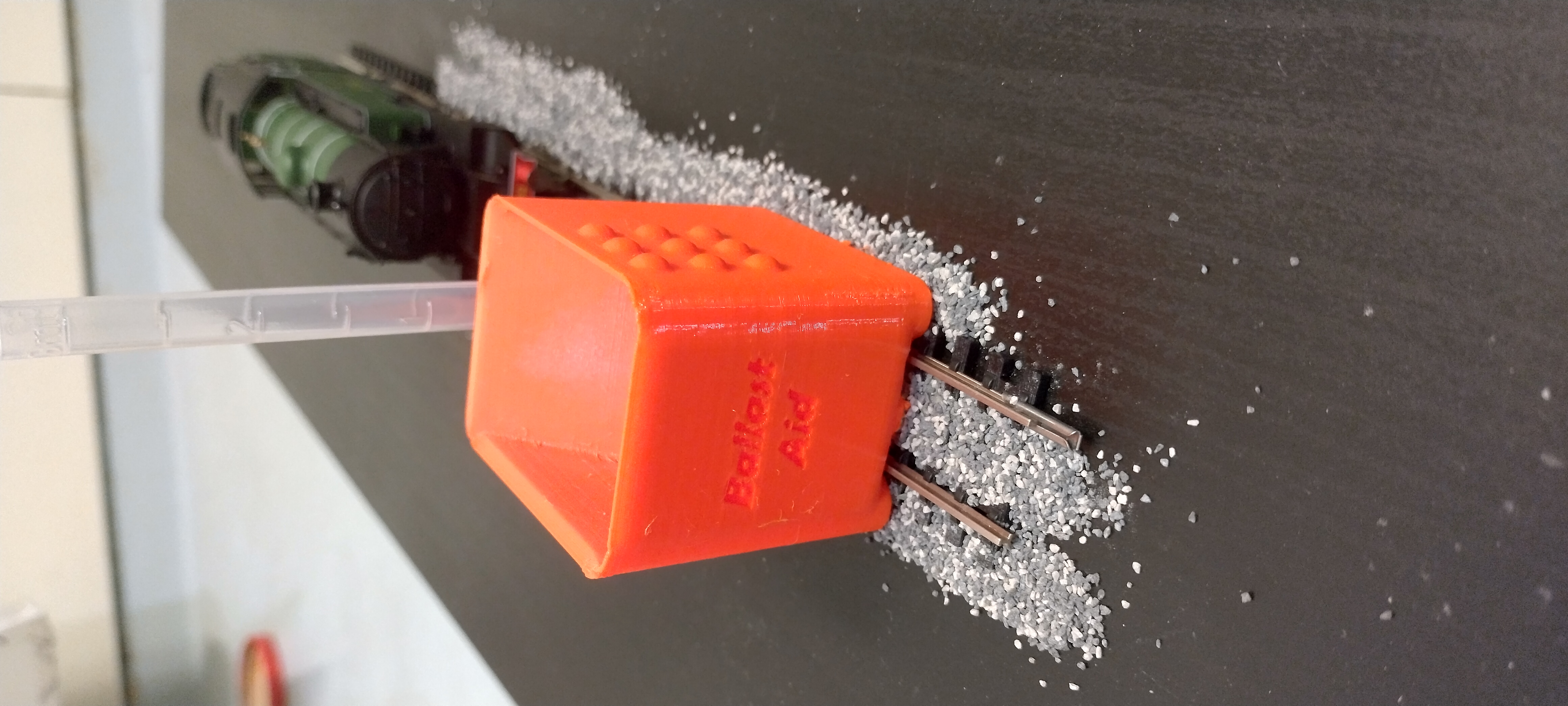 Ballast aid: H0/00 track ballast spreader
