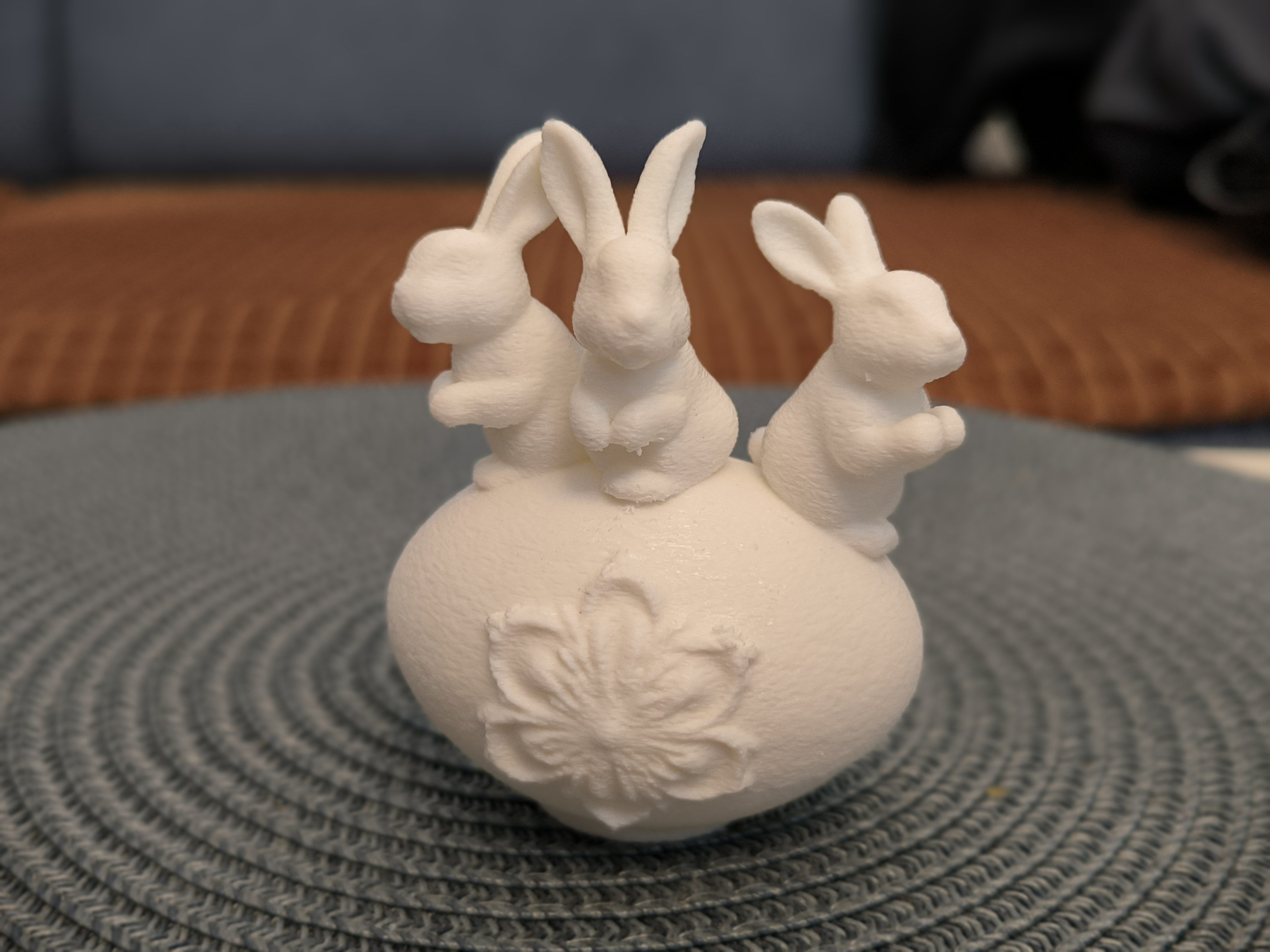 Three Easter Bunnies on the Egg — miniatura 6