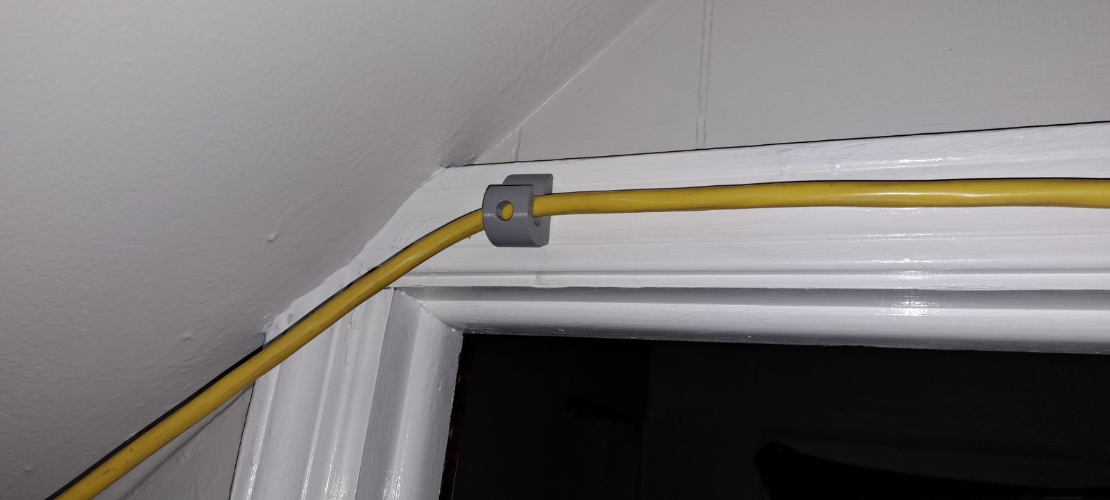 Wall clip for 10mm wire