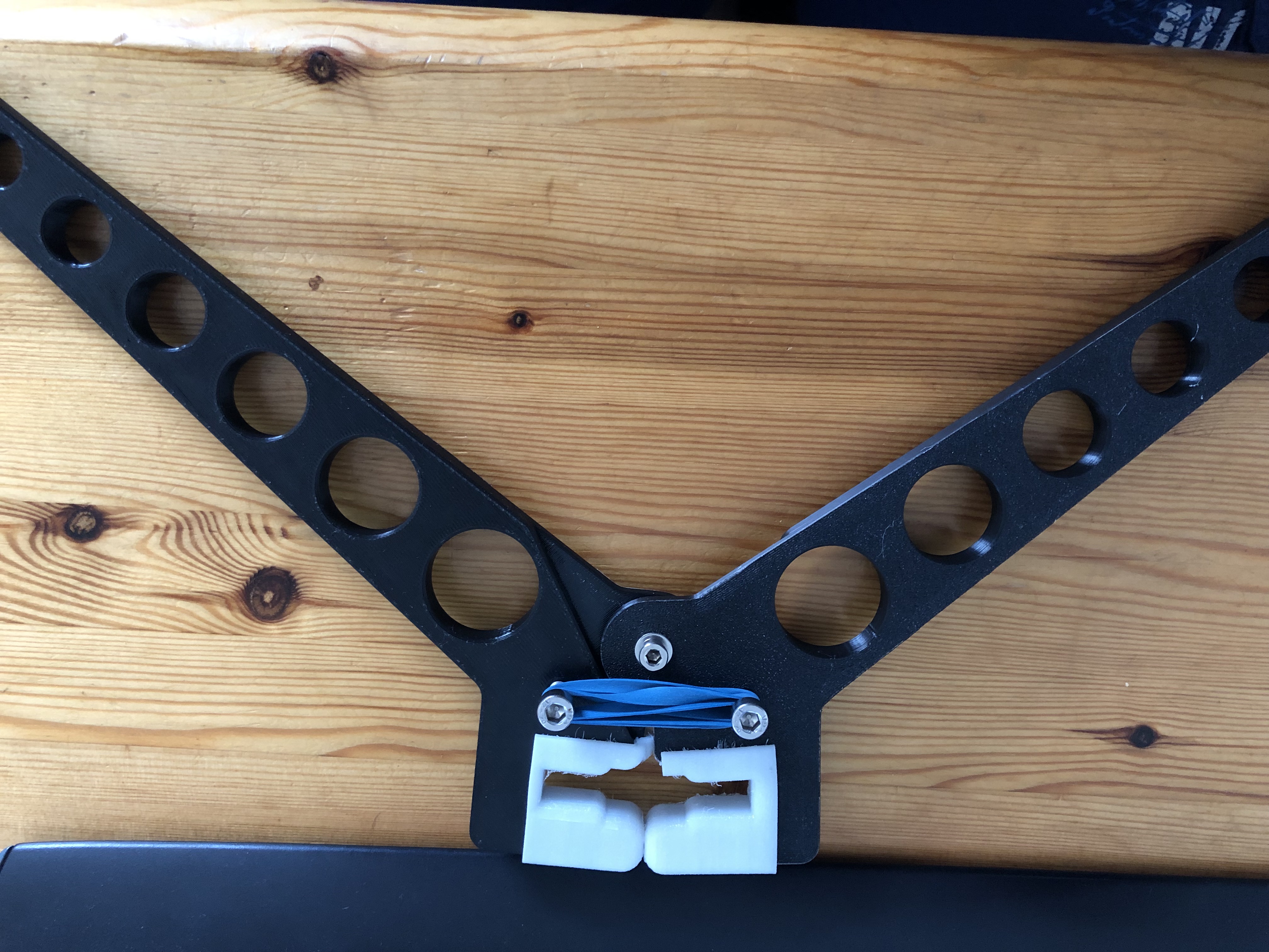 Compundbow kickstand with soft jaws Bogenständer mit TPU Überzug