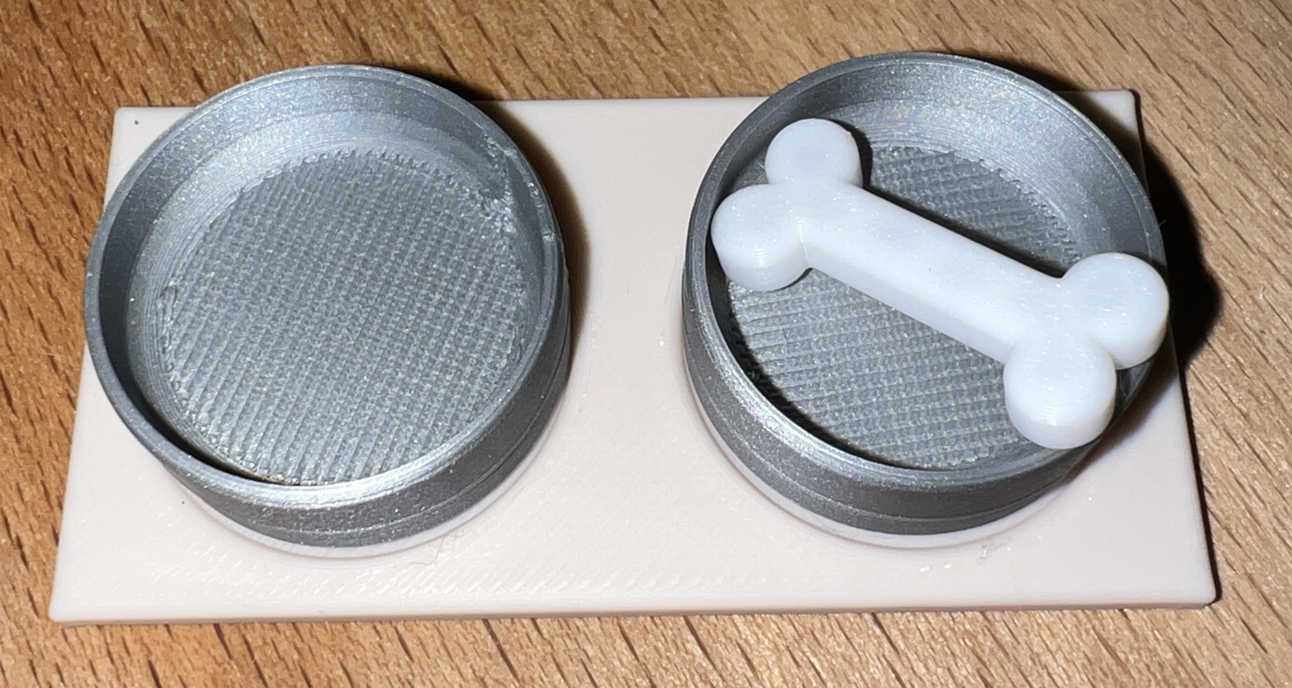 Miniature pet feeding station