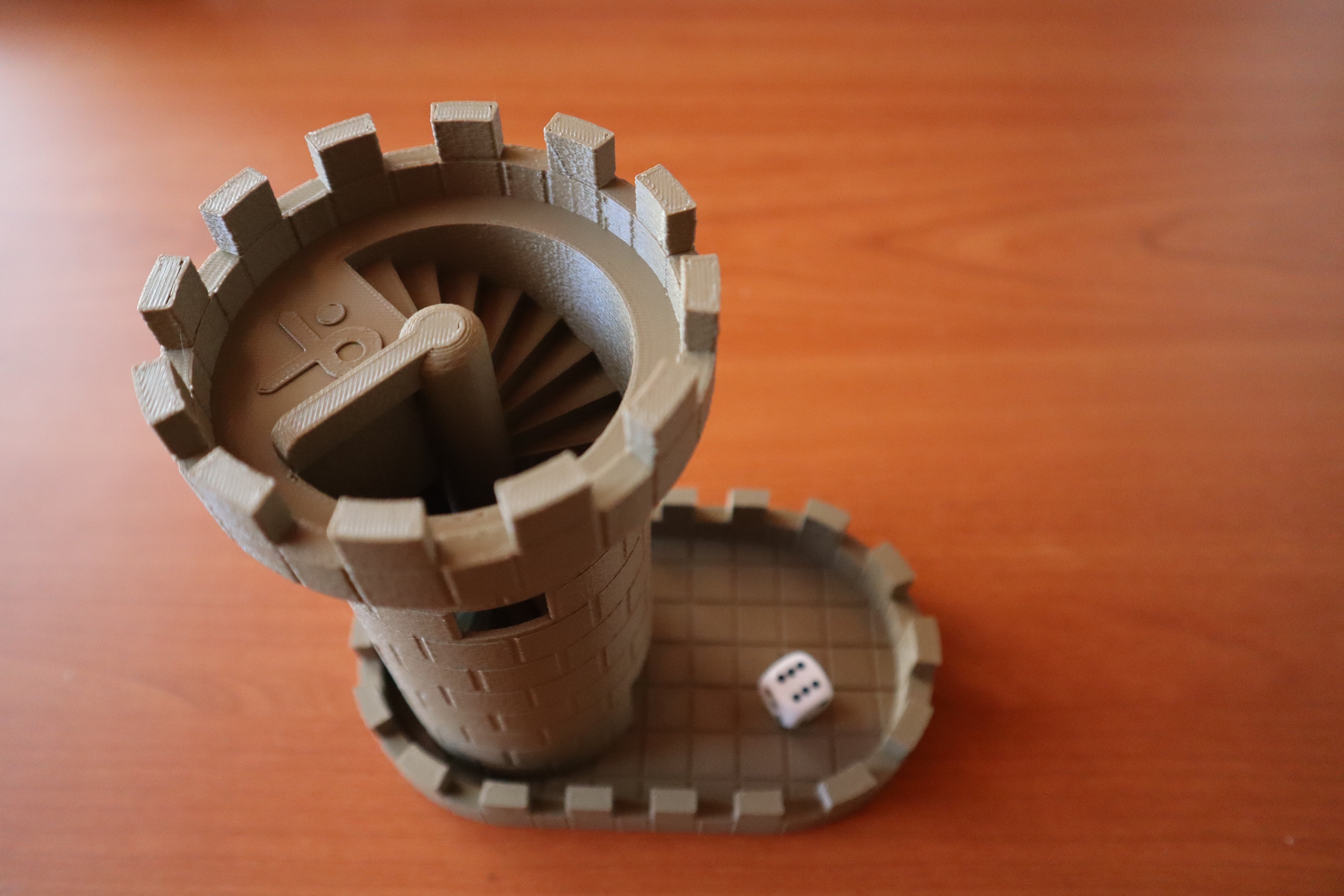 Dice tower with variable height