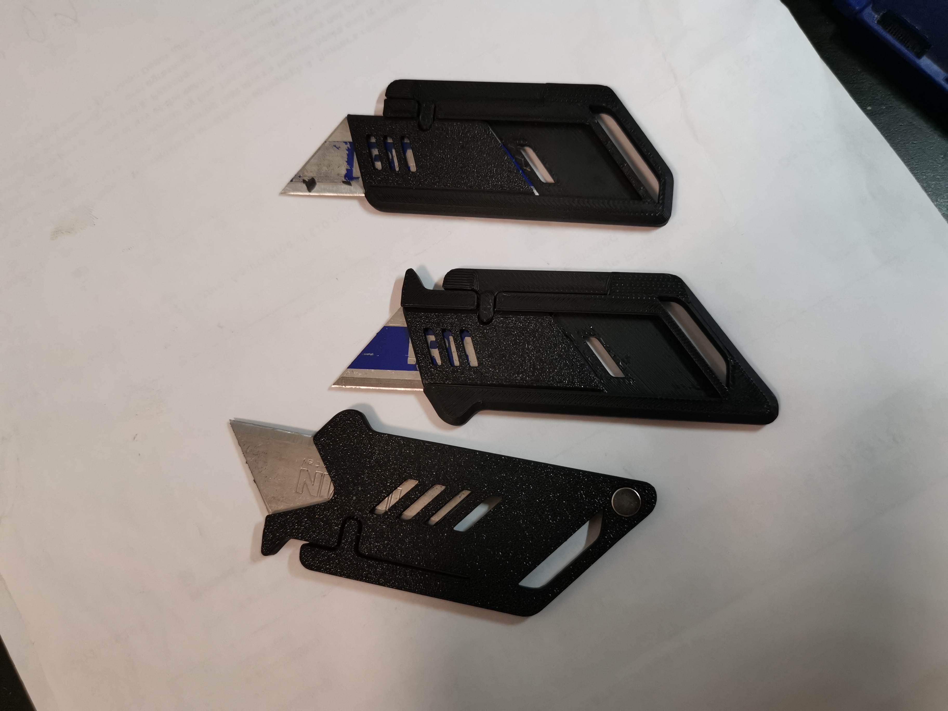 Keychain knife with finger hold and magnets