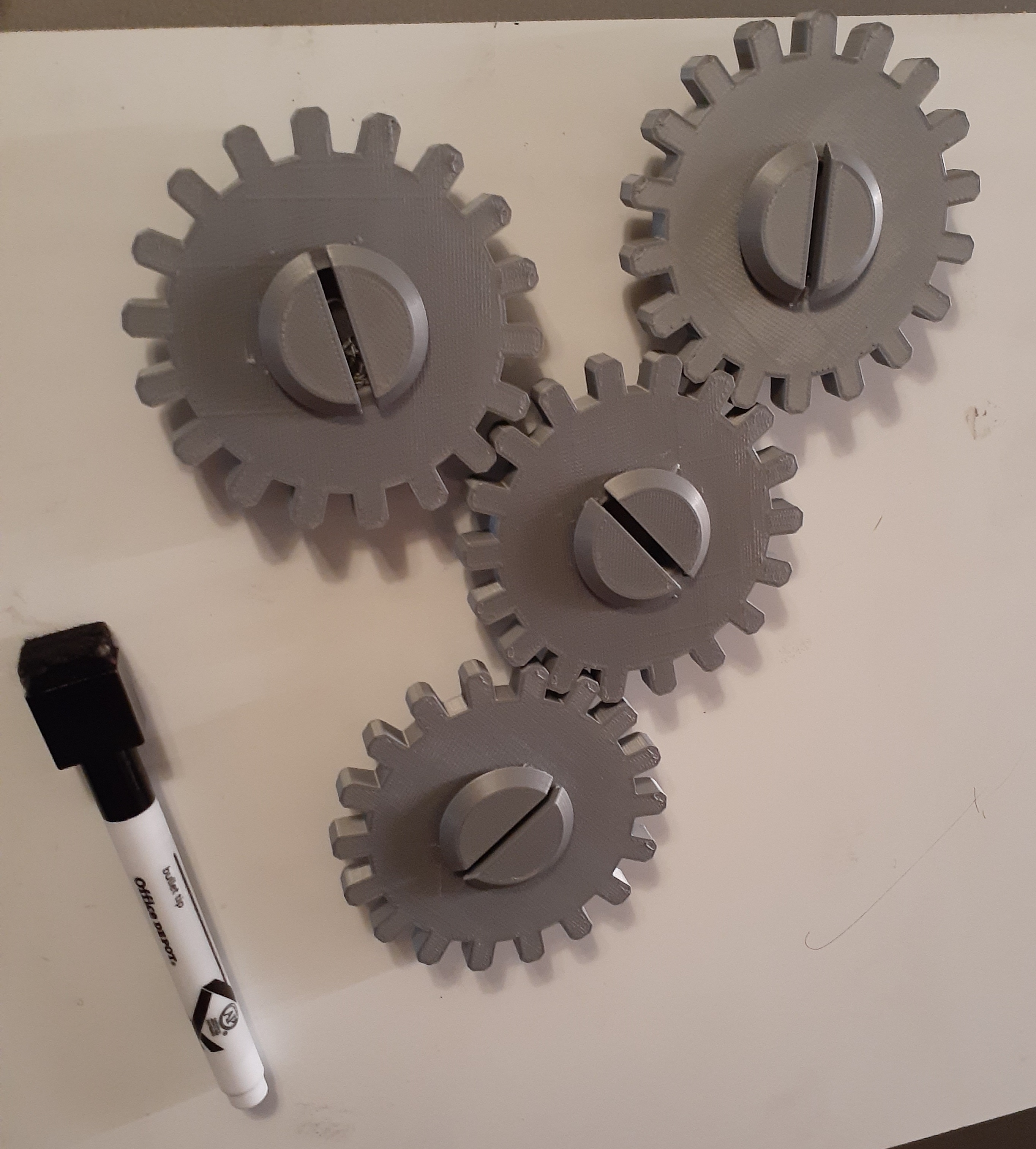 Fridge magnet gear with cavity for magnet