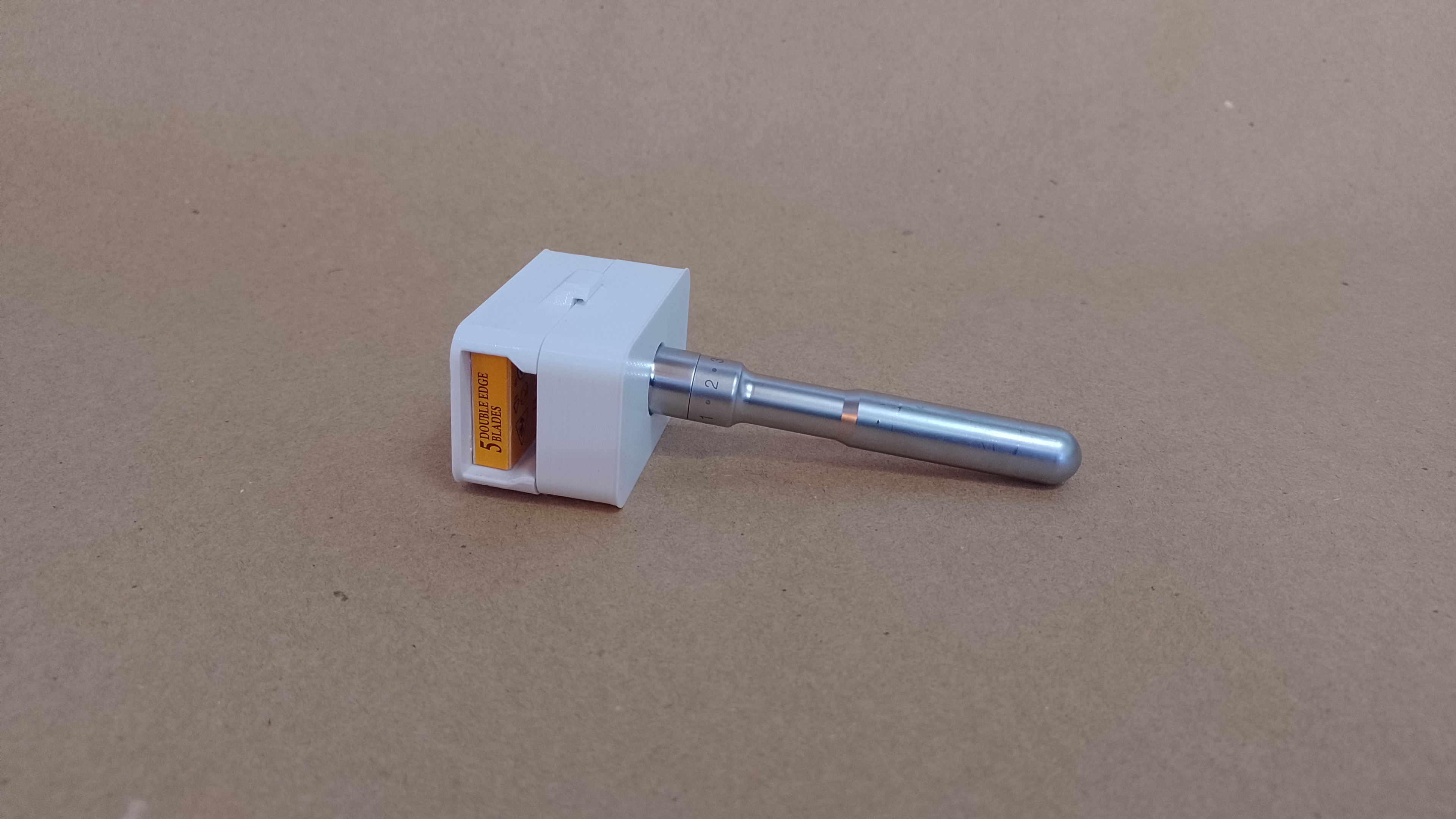 Razor blade traveling box