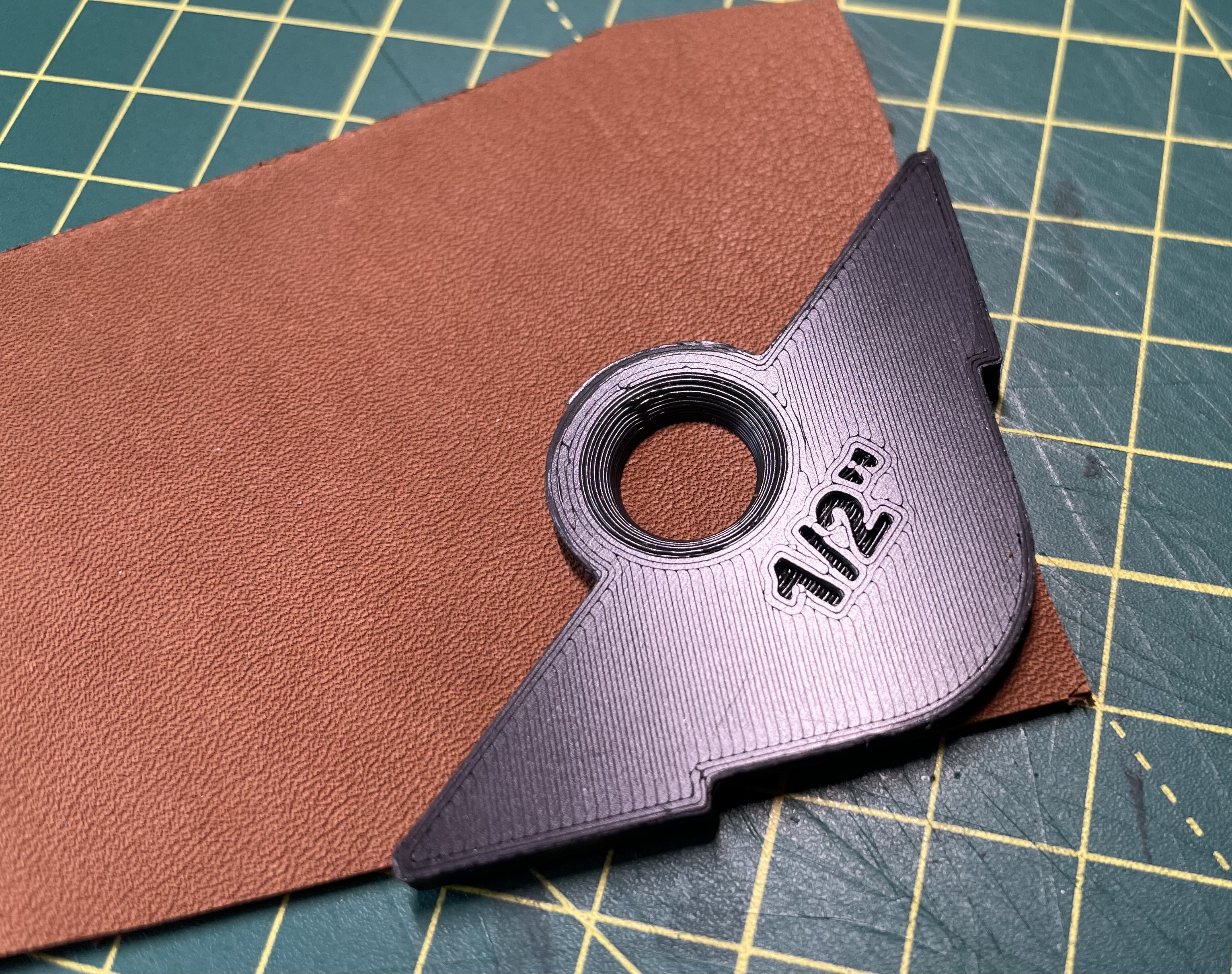 Corner radius guide for leathercraft