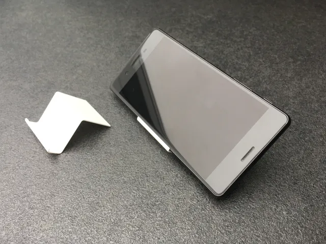 Minimalistic smartphone stand (for smartphones up to 10mm thickness, in landscape orientation)