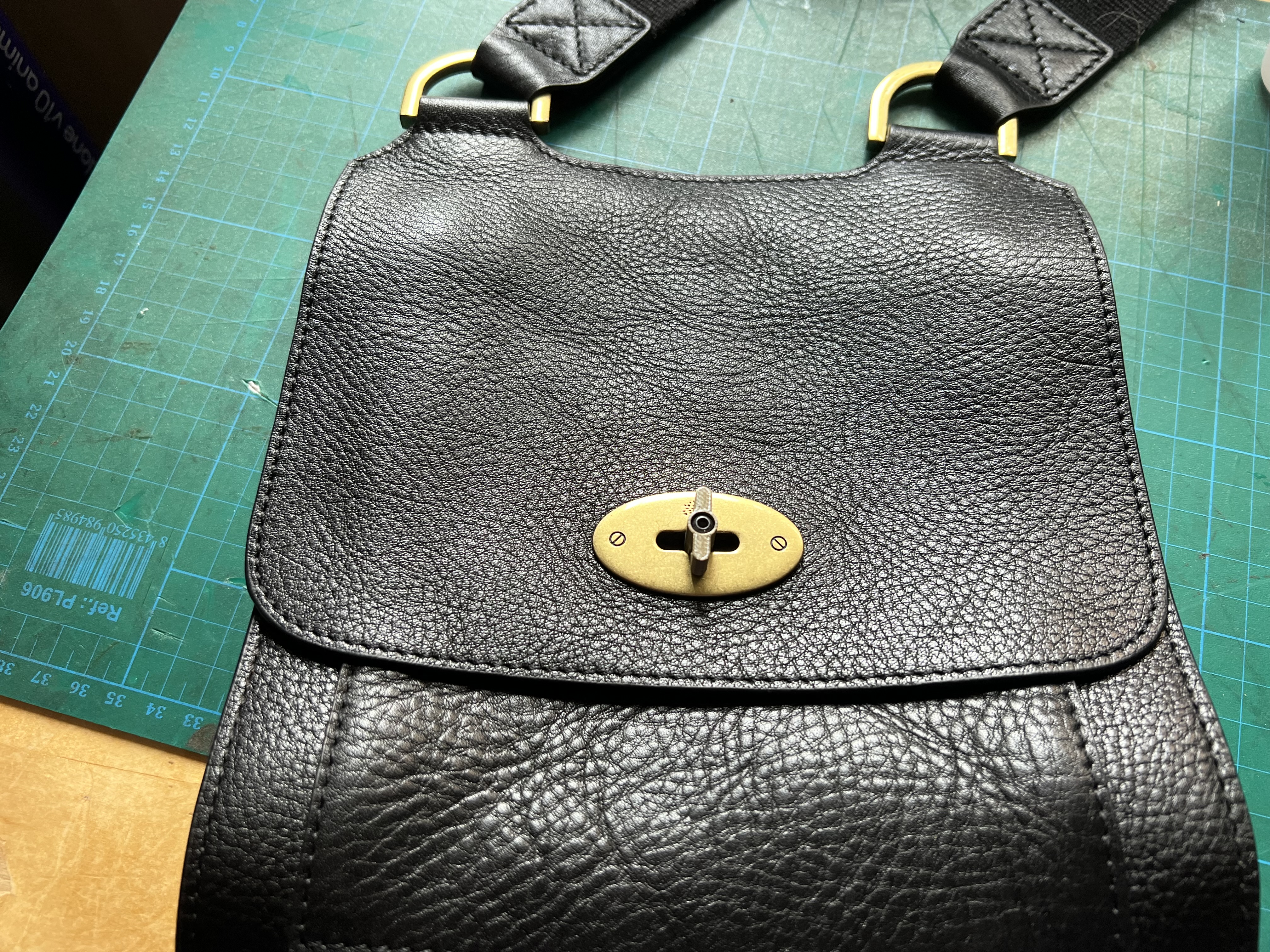 Handbag lock replacement