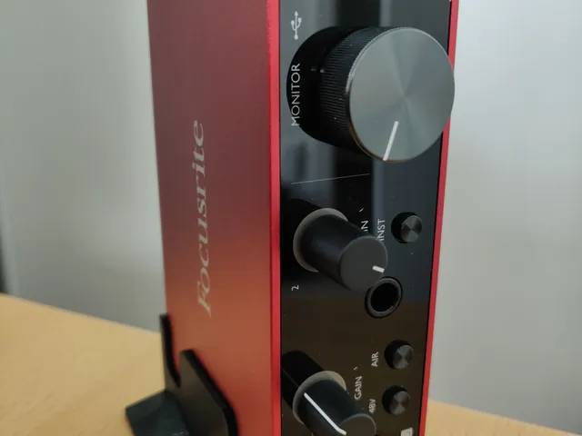 Vertical stand for Focusrite Scarlett Solo