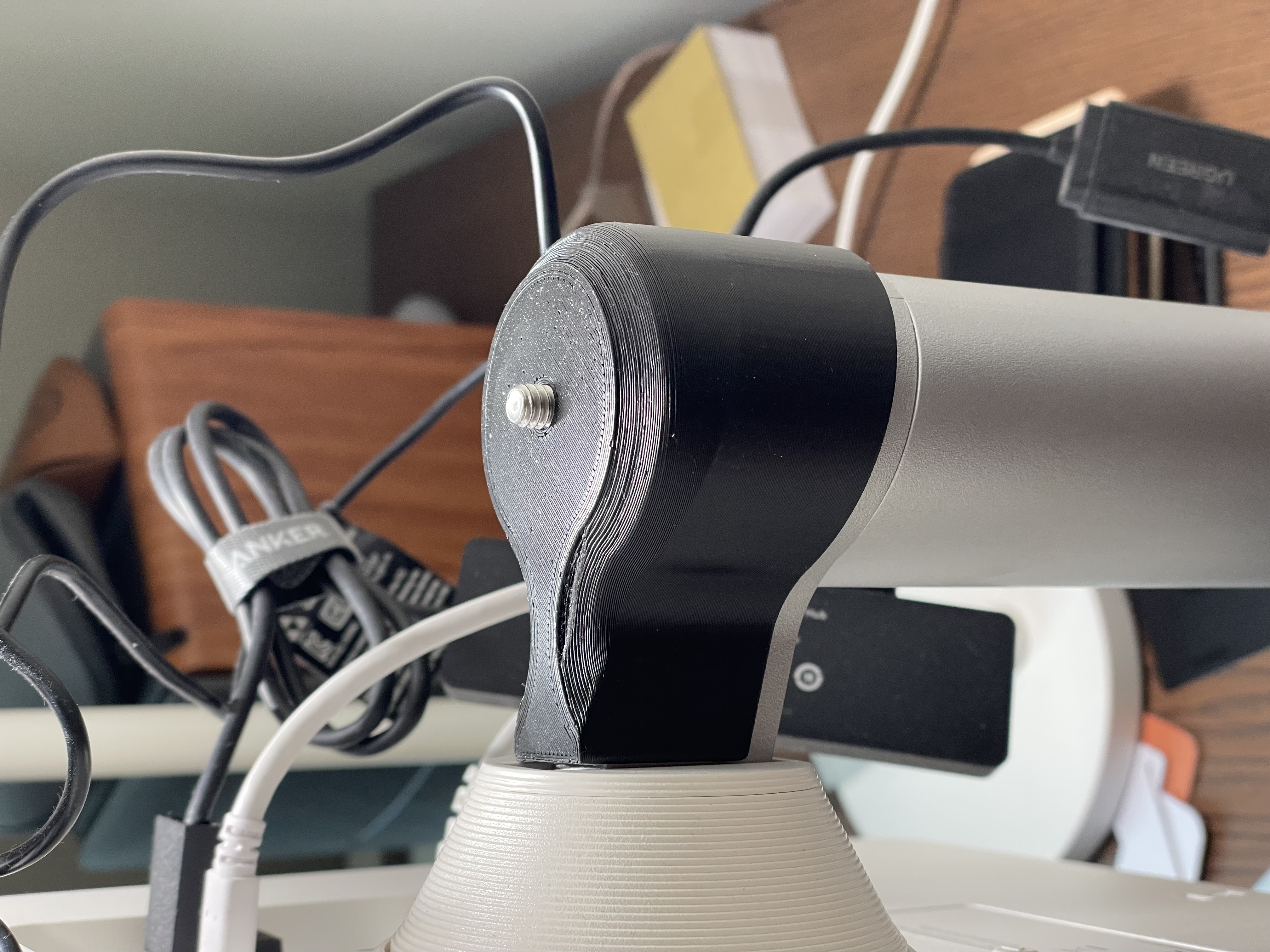 Tripod mount for LG monitor