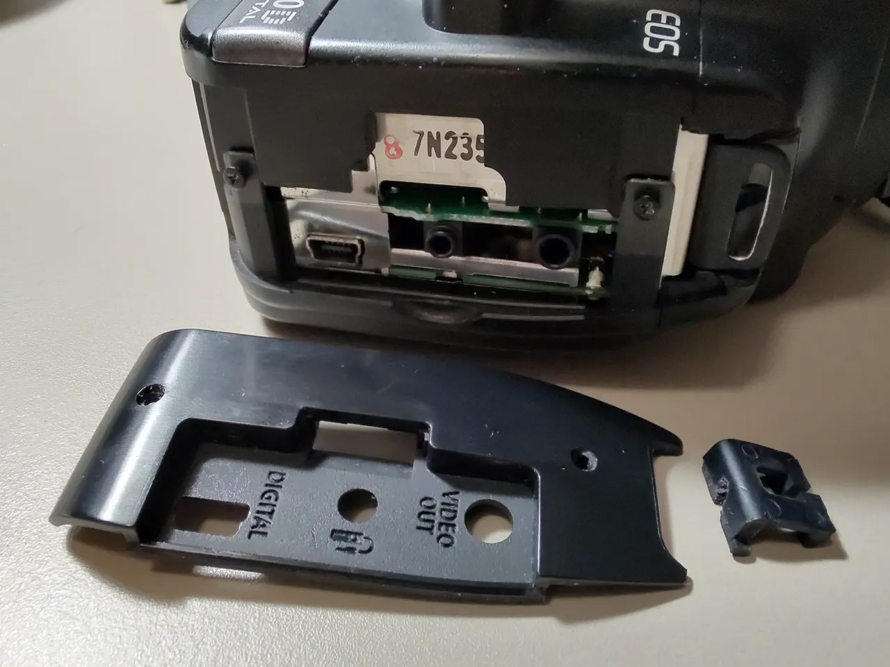 Canon EOS 400d connection cover replacement by BuildByte3D Canon EOS 400d connection cover replacement by BuildByte3D