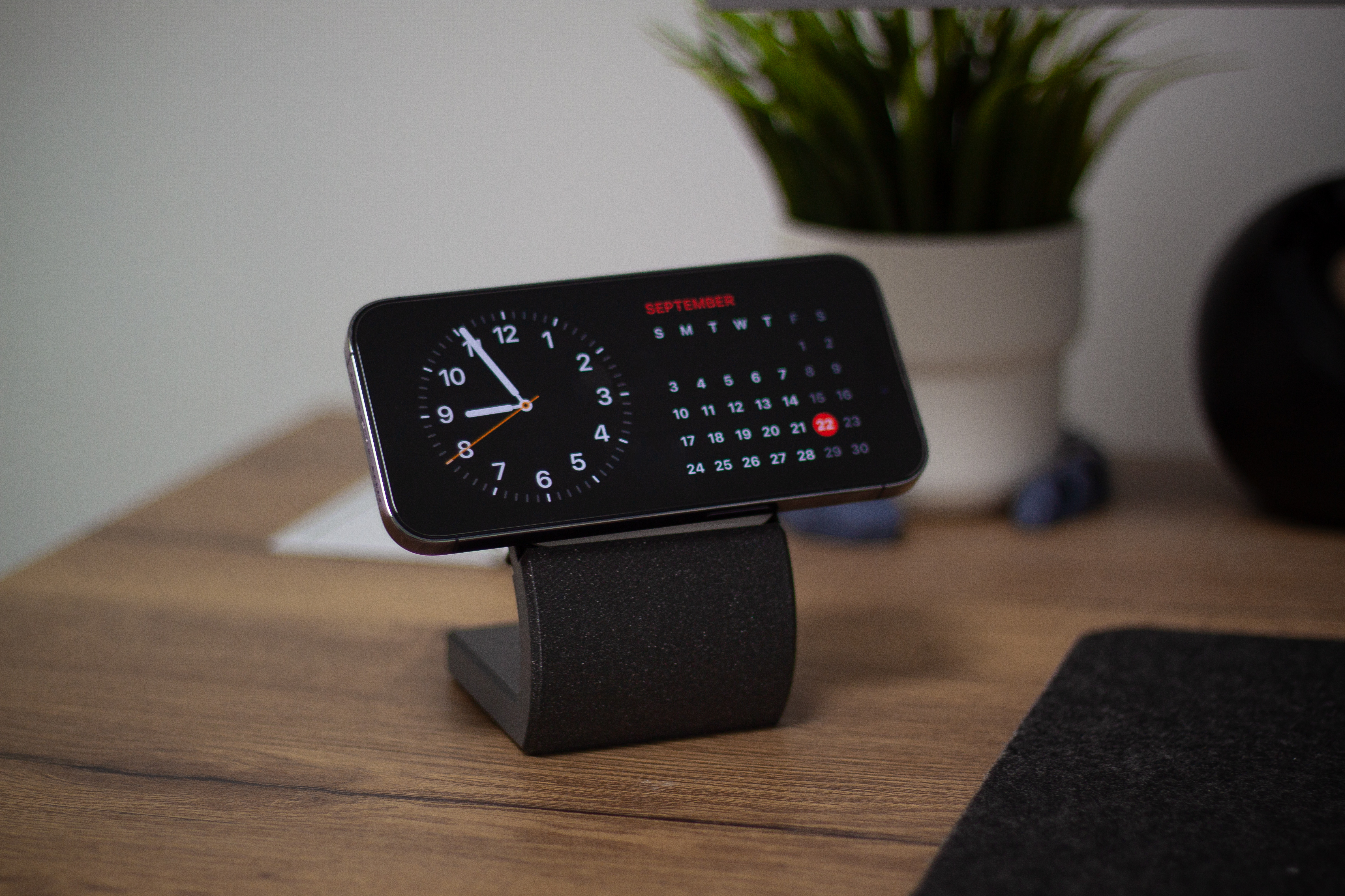 MagSafe Duo Stand (StandBy Mode)