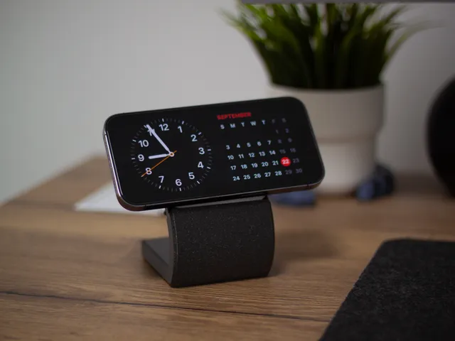 MagSafe Duo Stand (StandBy Mode)