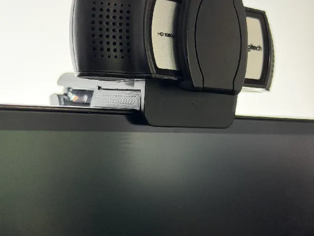 Spacer (Logitech Webcam / Dell Monitor)