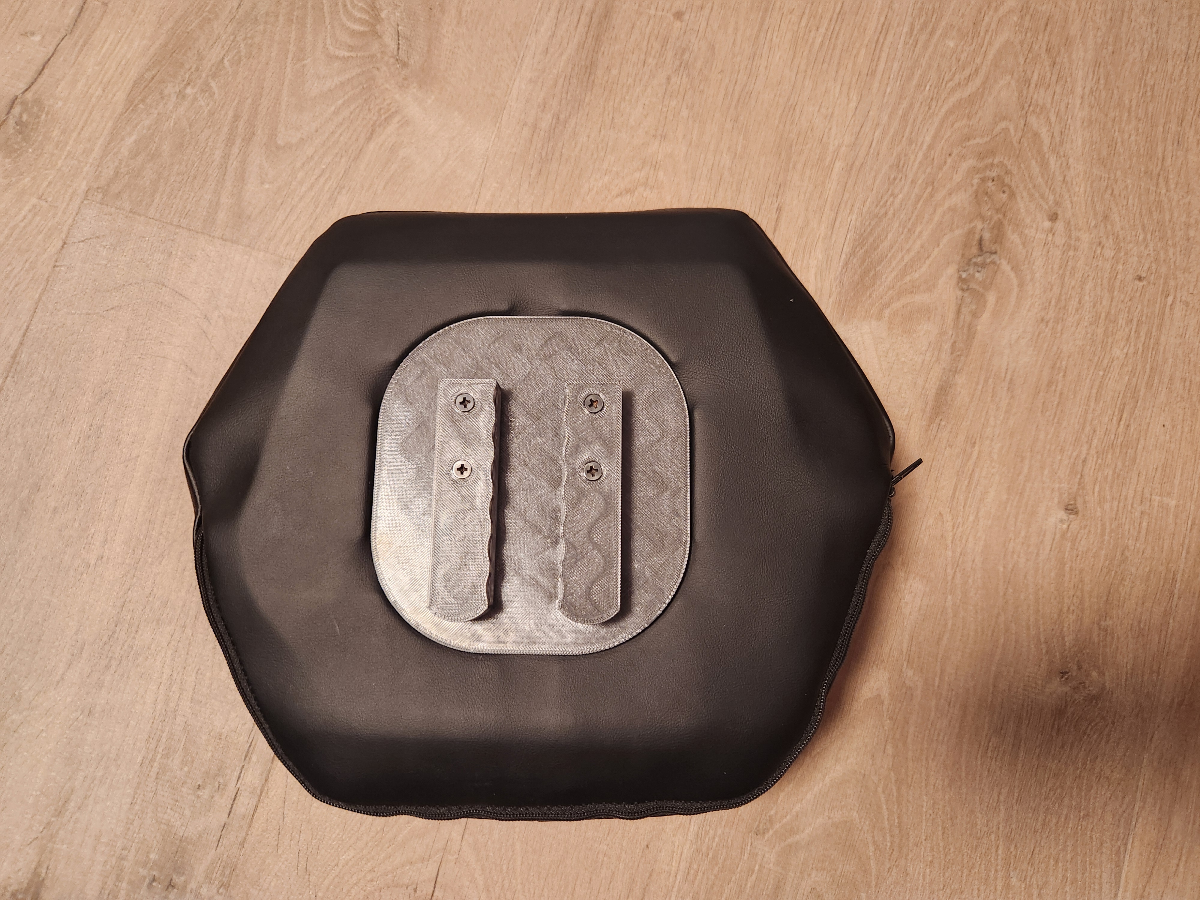 DXRacer Master headreast plate