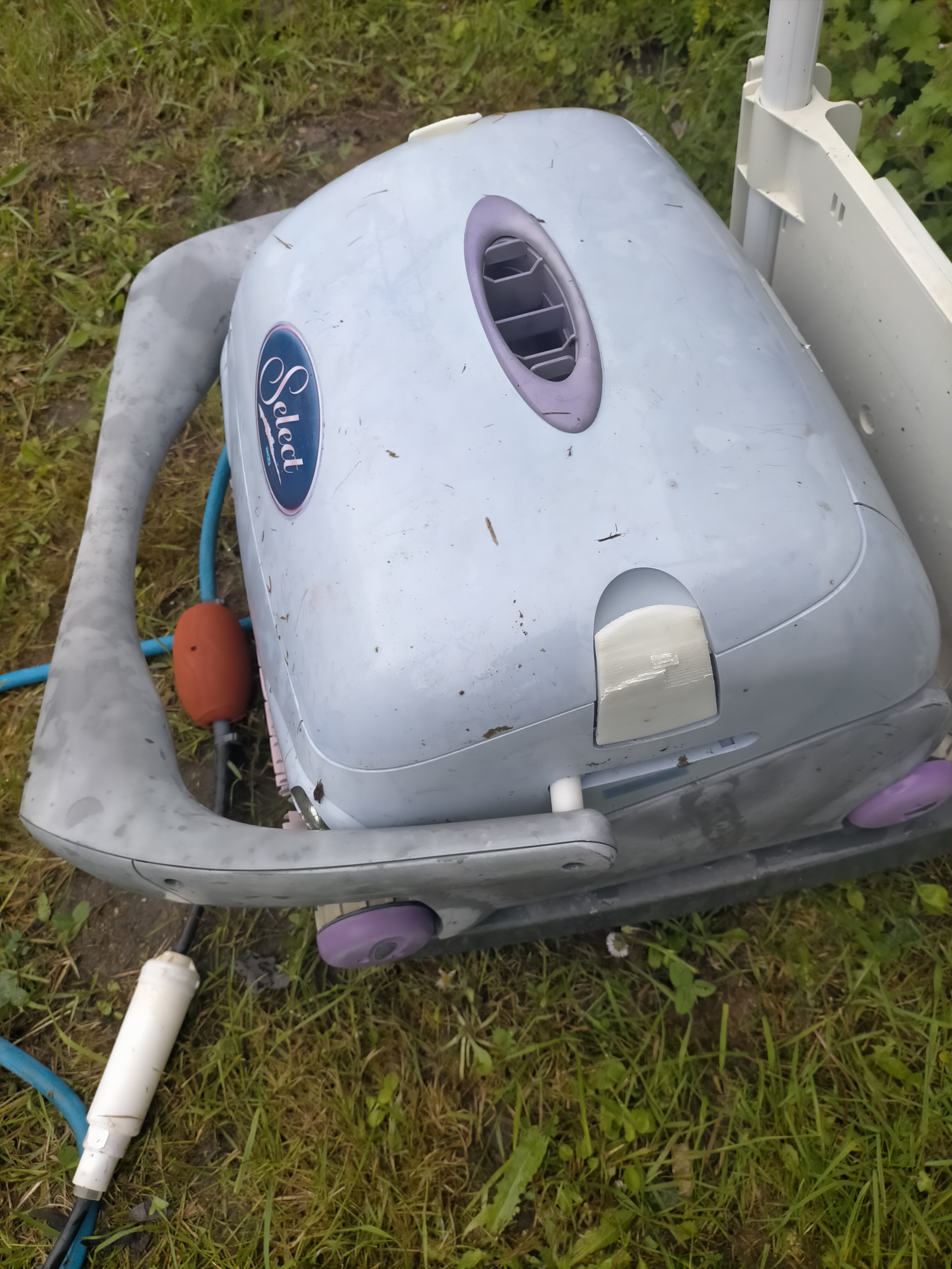 Réparation d'un robot de piscine : fermeture du capot - Repairing a pool robot: closing the cover