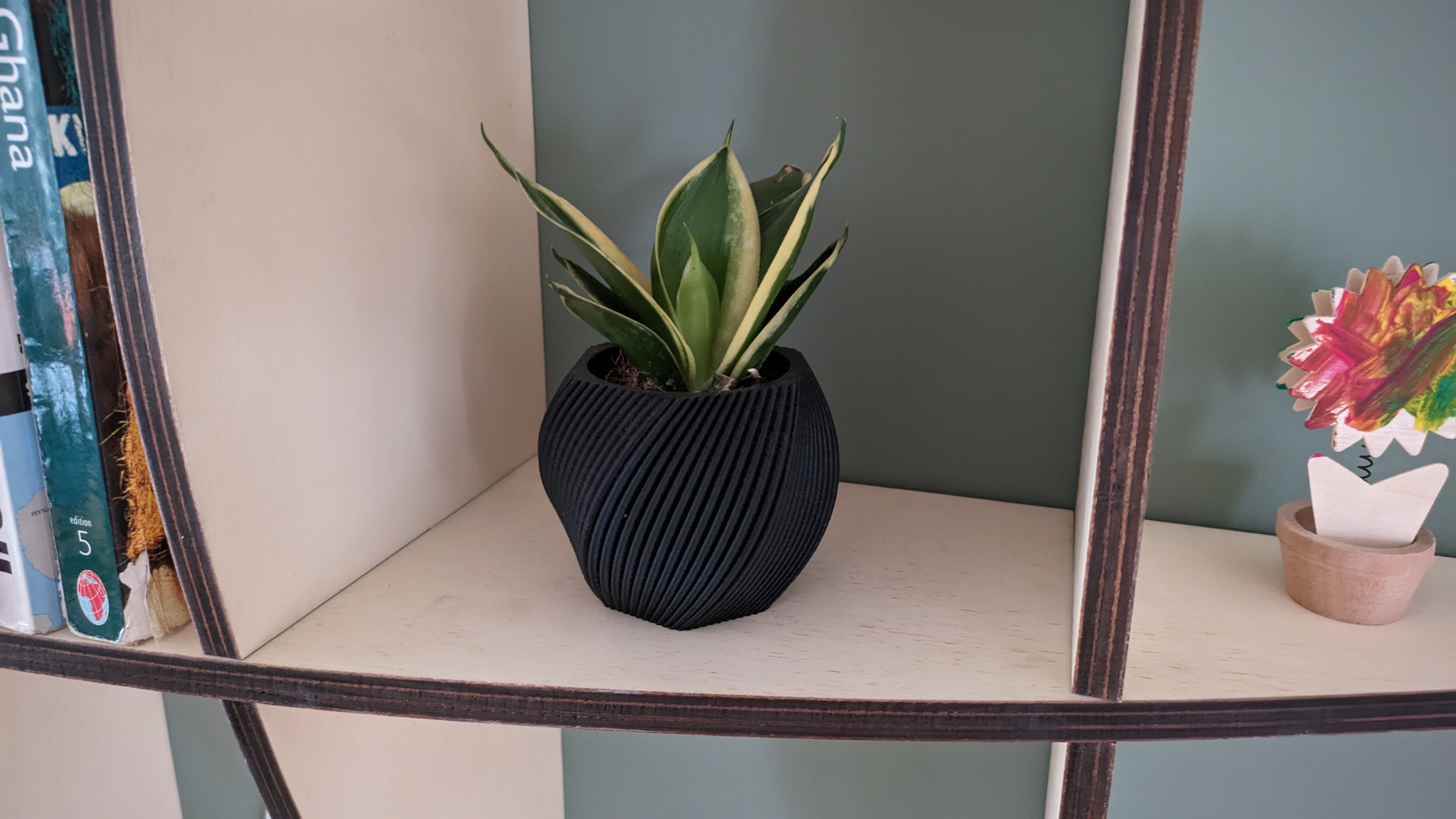 Miniatura 2 do modelo 3D Modern twisted hexagonal bubble planter / vase