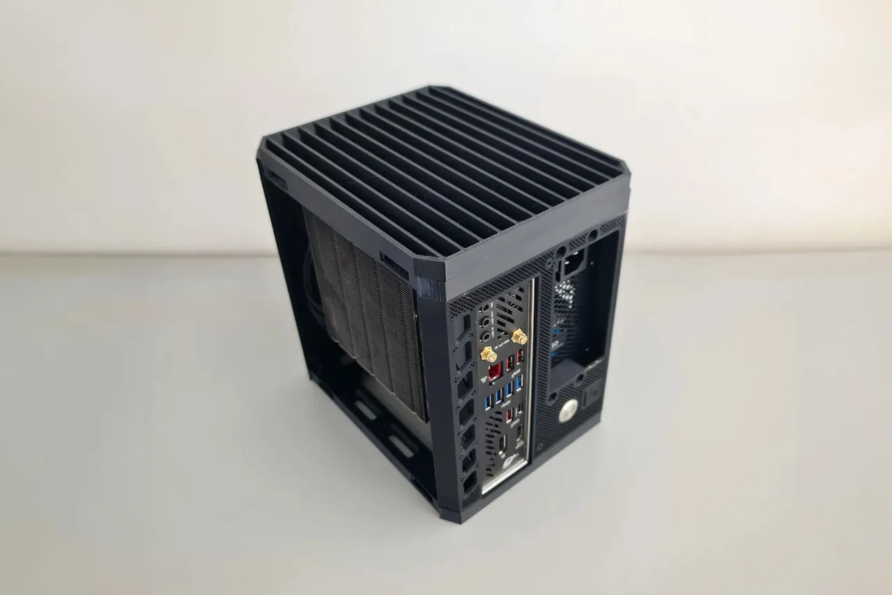 Modified Mini ITX PC Case by Bluesandbox