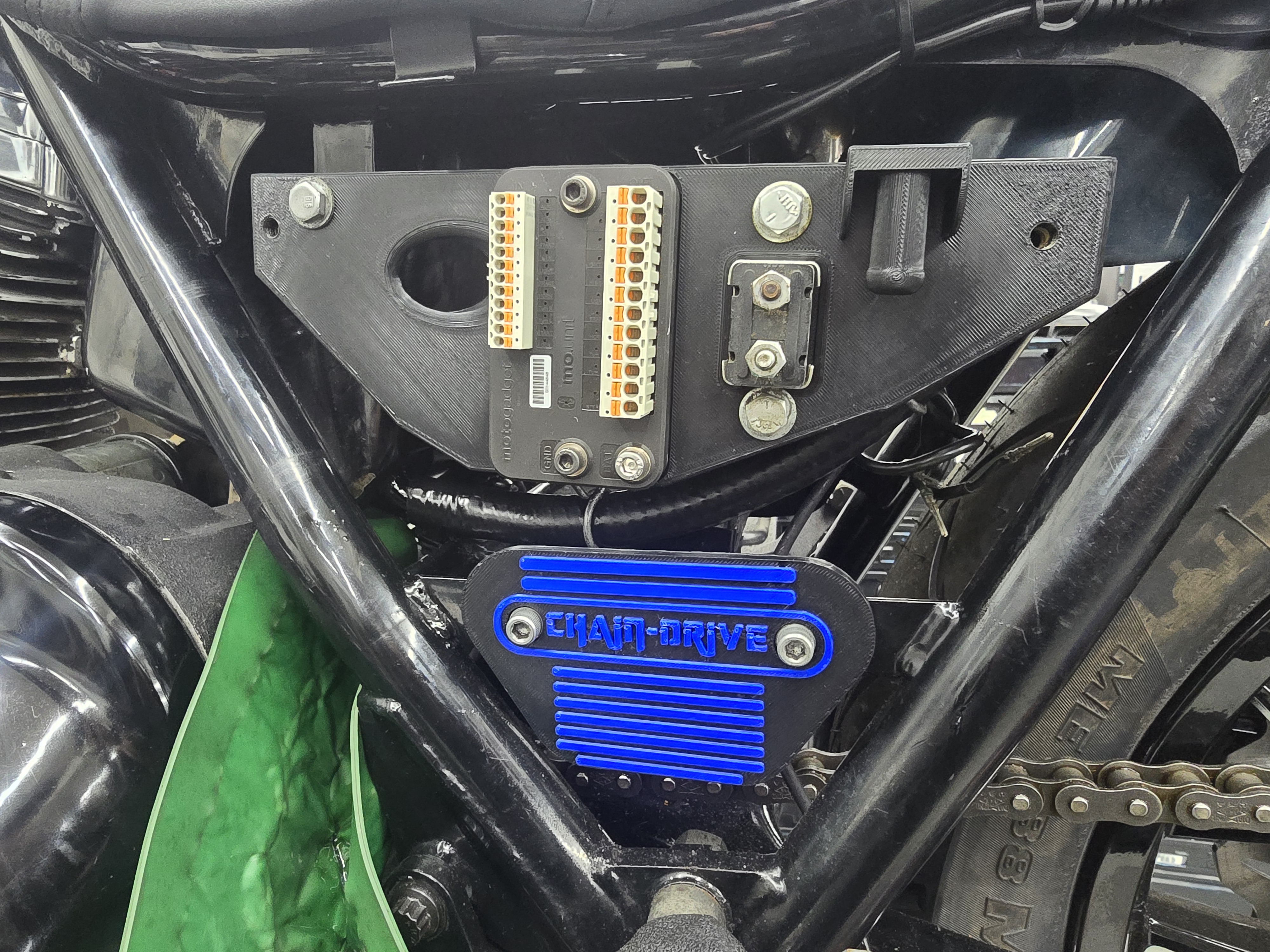 FXR side plate for motogadget