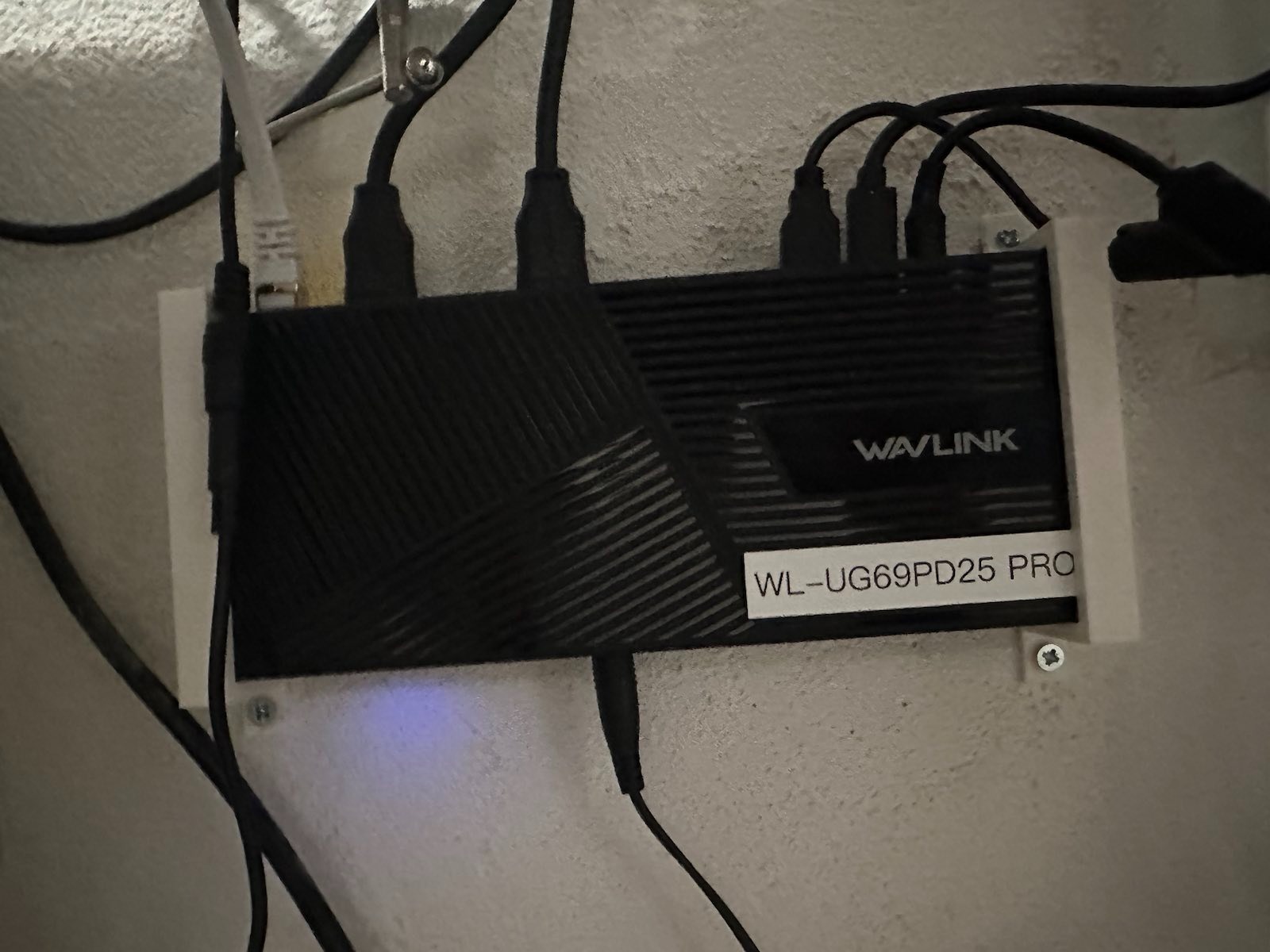 Wavlink wall mount