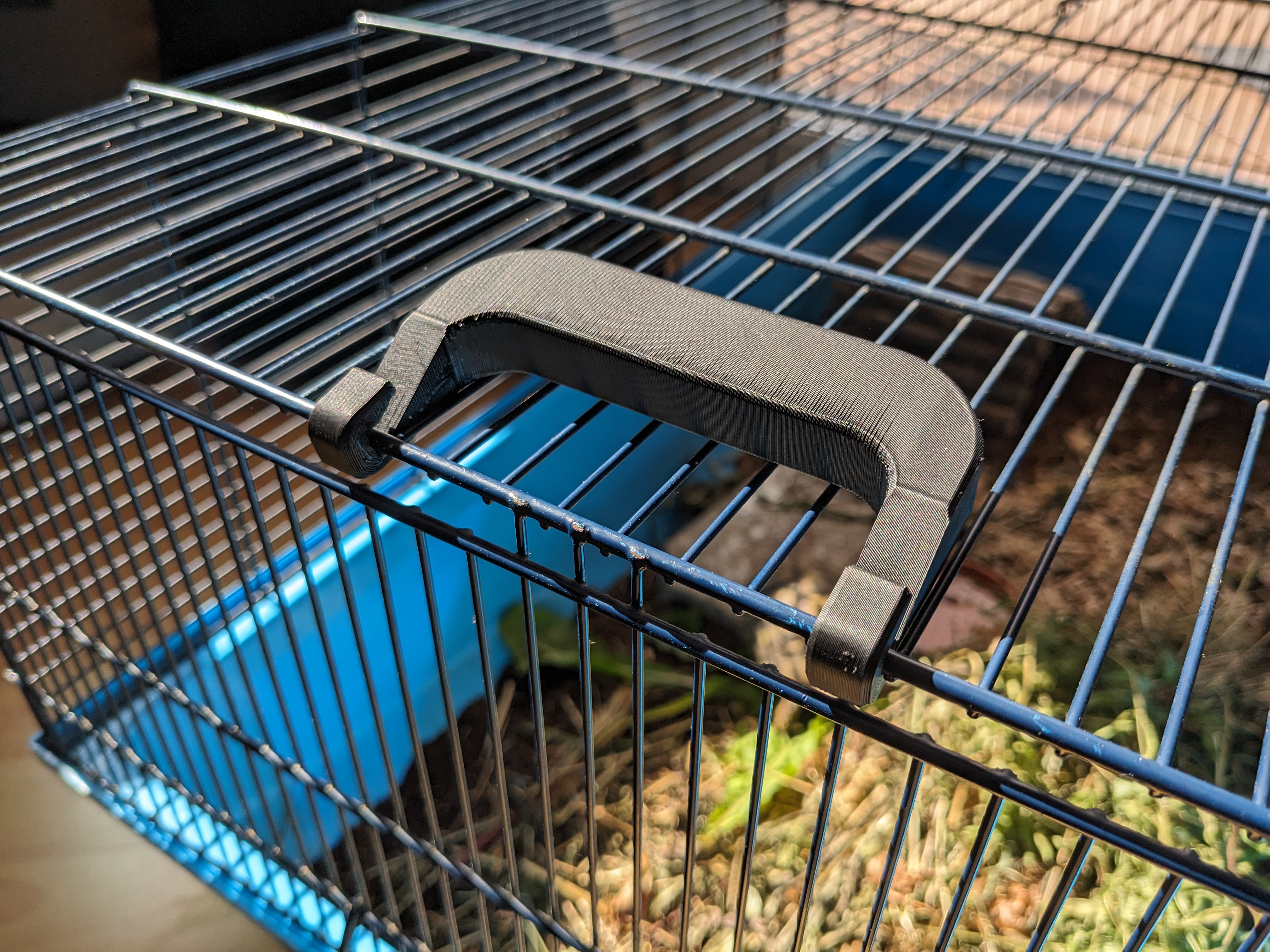 Carrying handle for animal cages