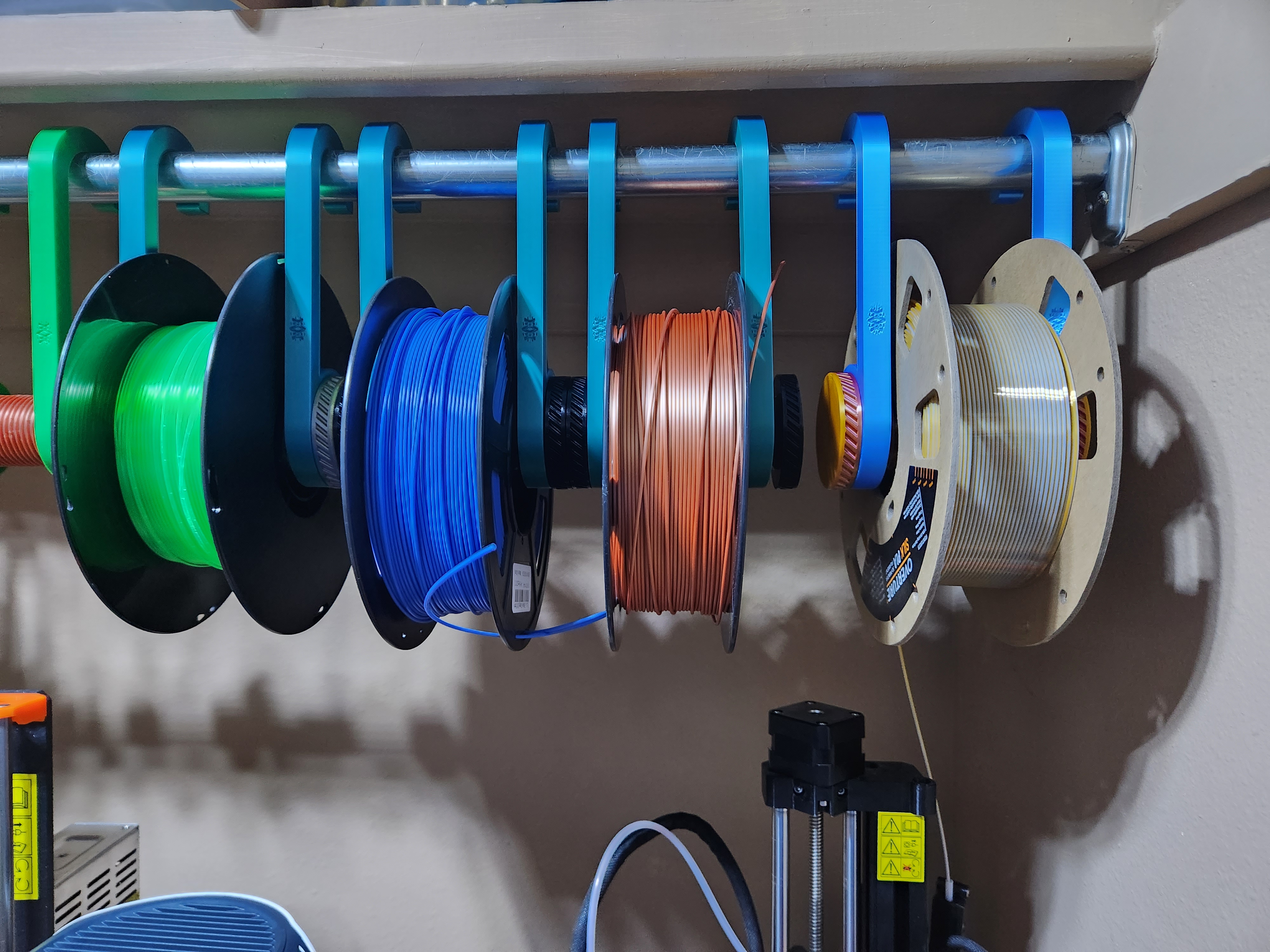 Hanging spool holder
