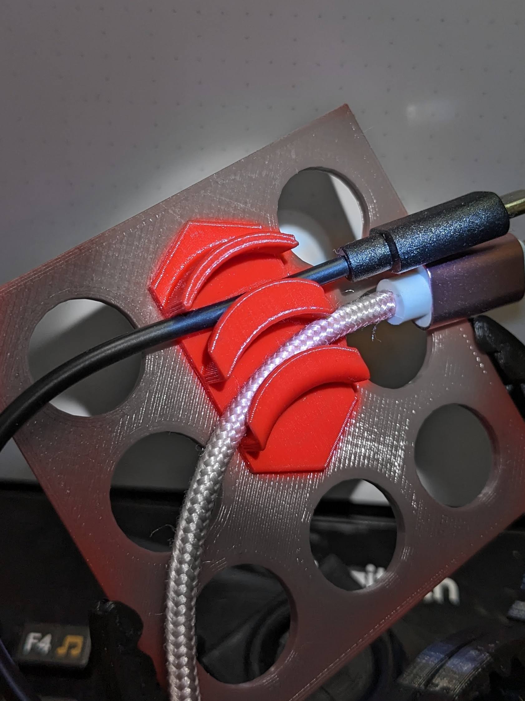 Cooler Master QUBE 500: 2-4-6-8 Cable Holder