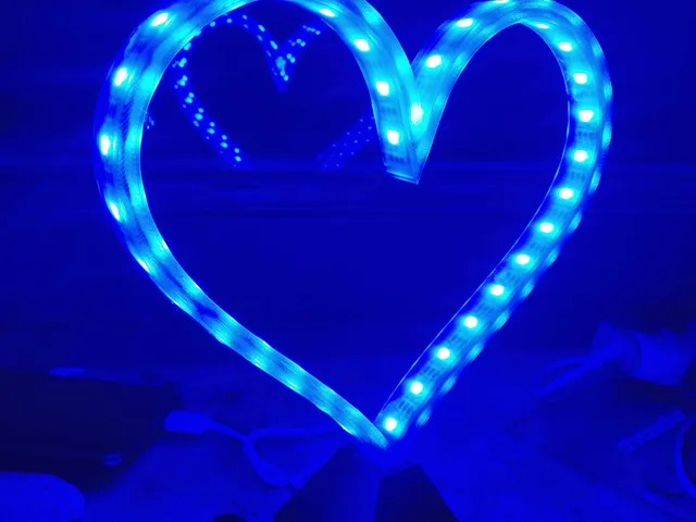 Stand for heart shaped lamp