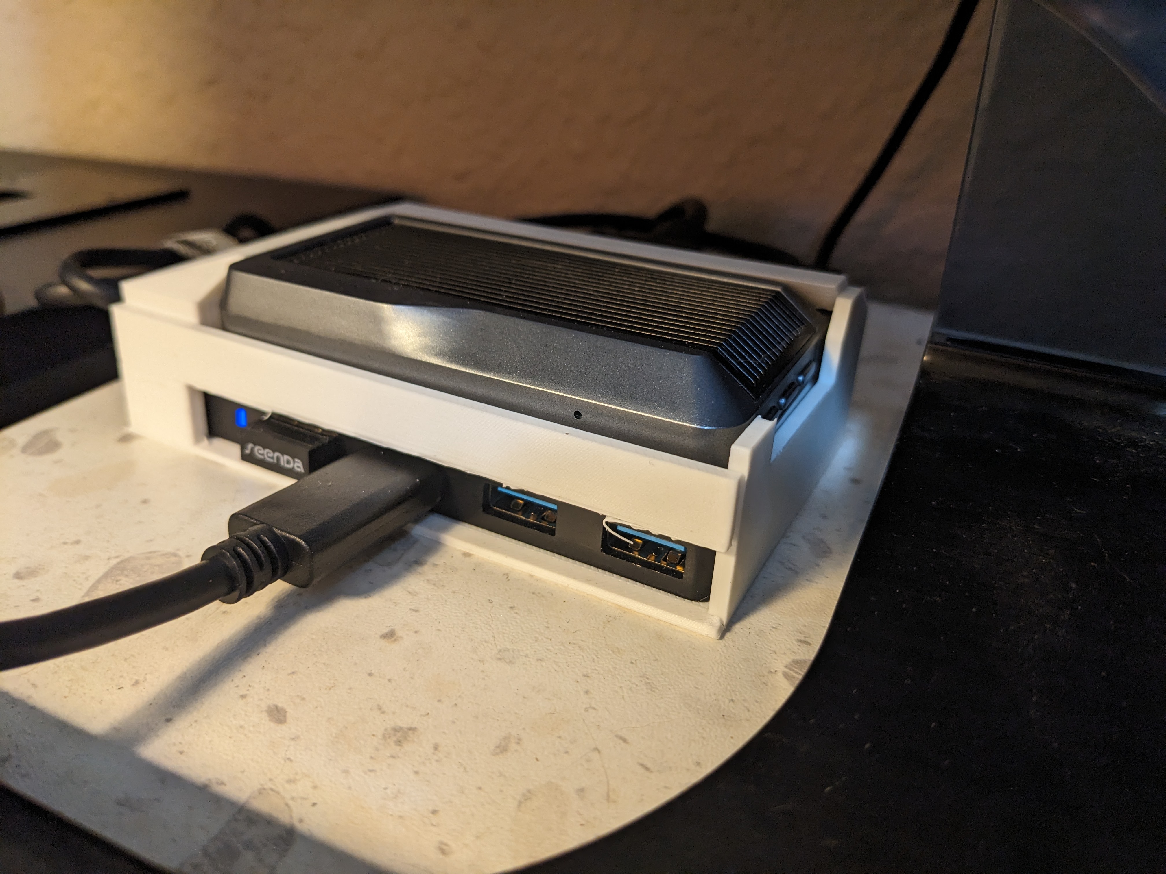 Khadas Edge 2 PC case with Anker 4-port usb hub slot