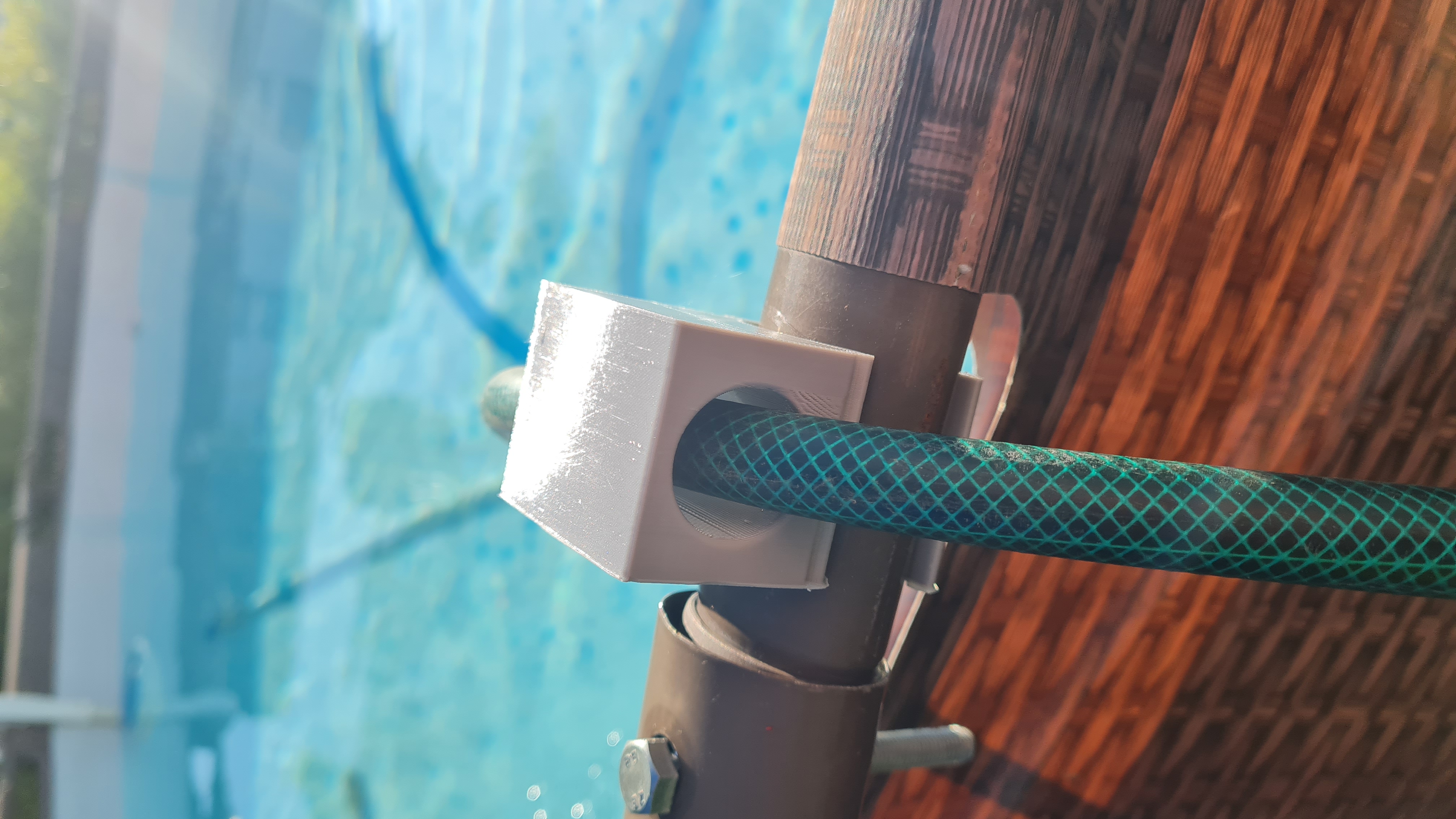 Wasserschlauch Halter für Poolrand - Water hose holder for pool