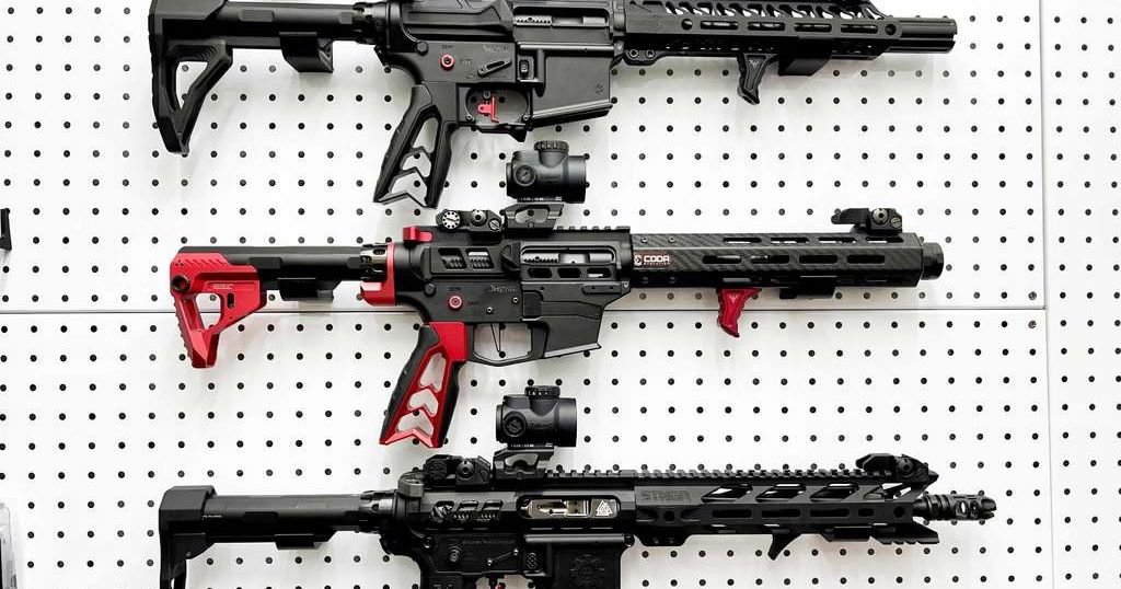 AR15, SMG Gun Hanger for Pegboard by AppHero Download free STL model