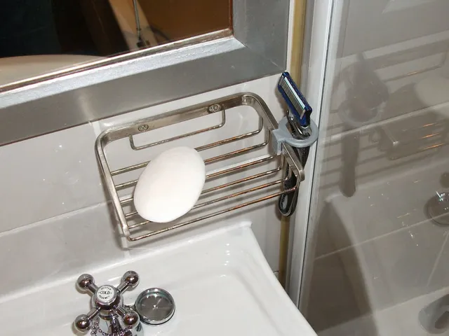 Quick and Dirty Razor holder