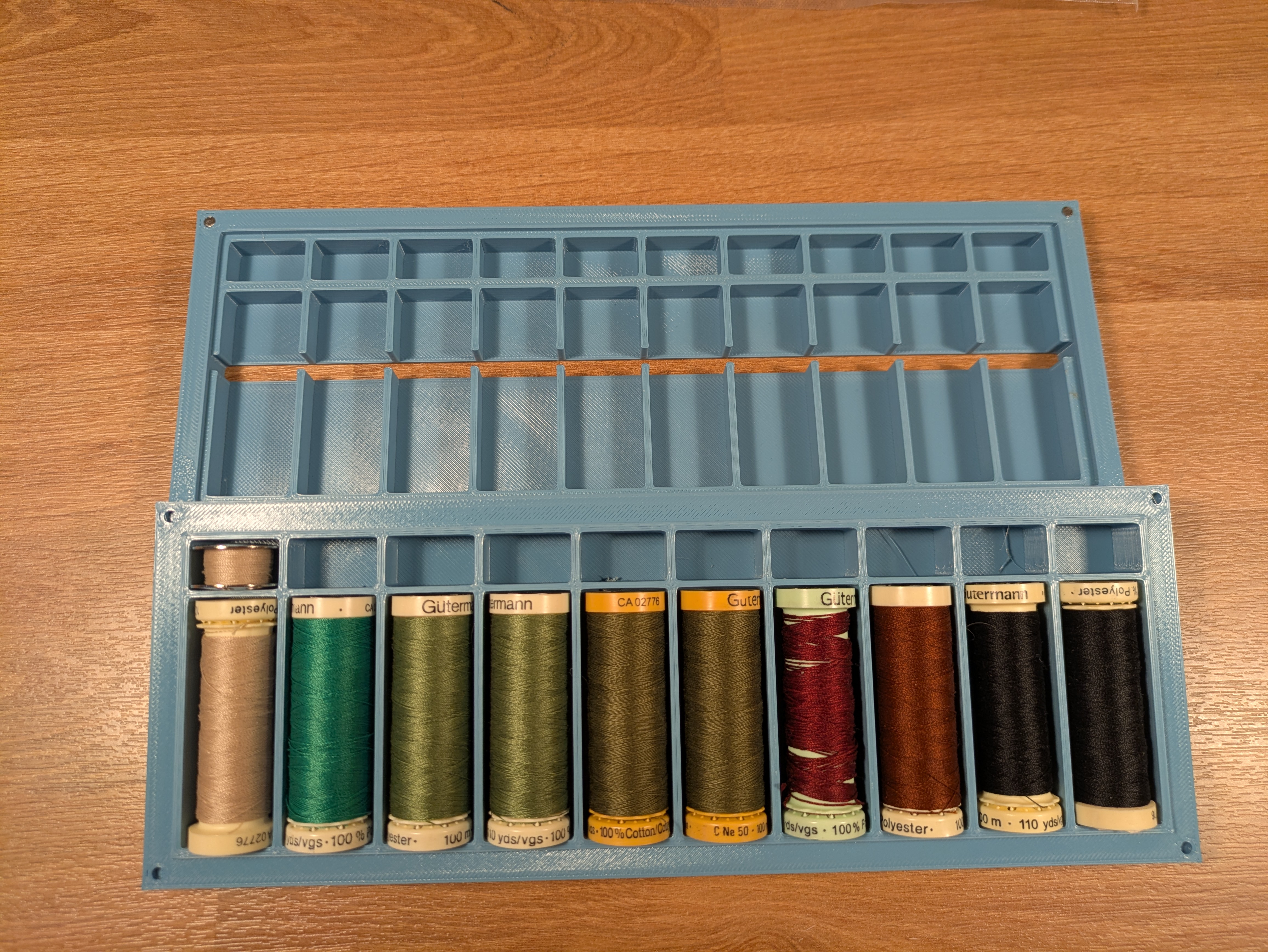 Gutermann standard thread & bobbin box & lid - with viewing slit
