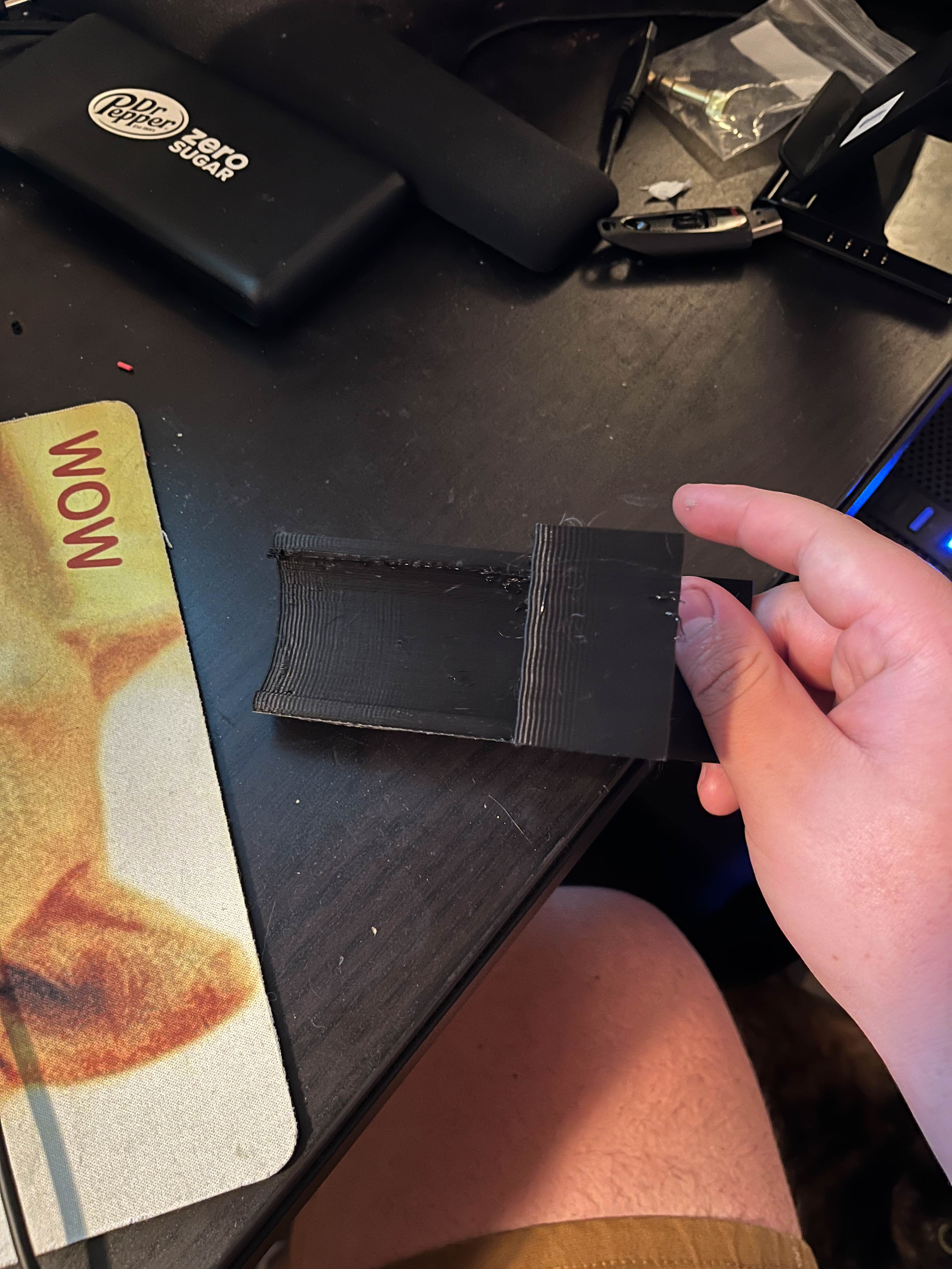 Headphone mount for IKEA Bekant