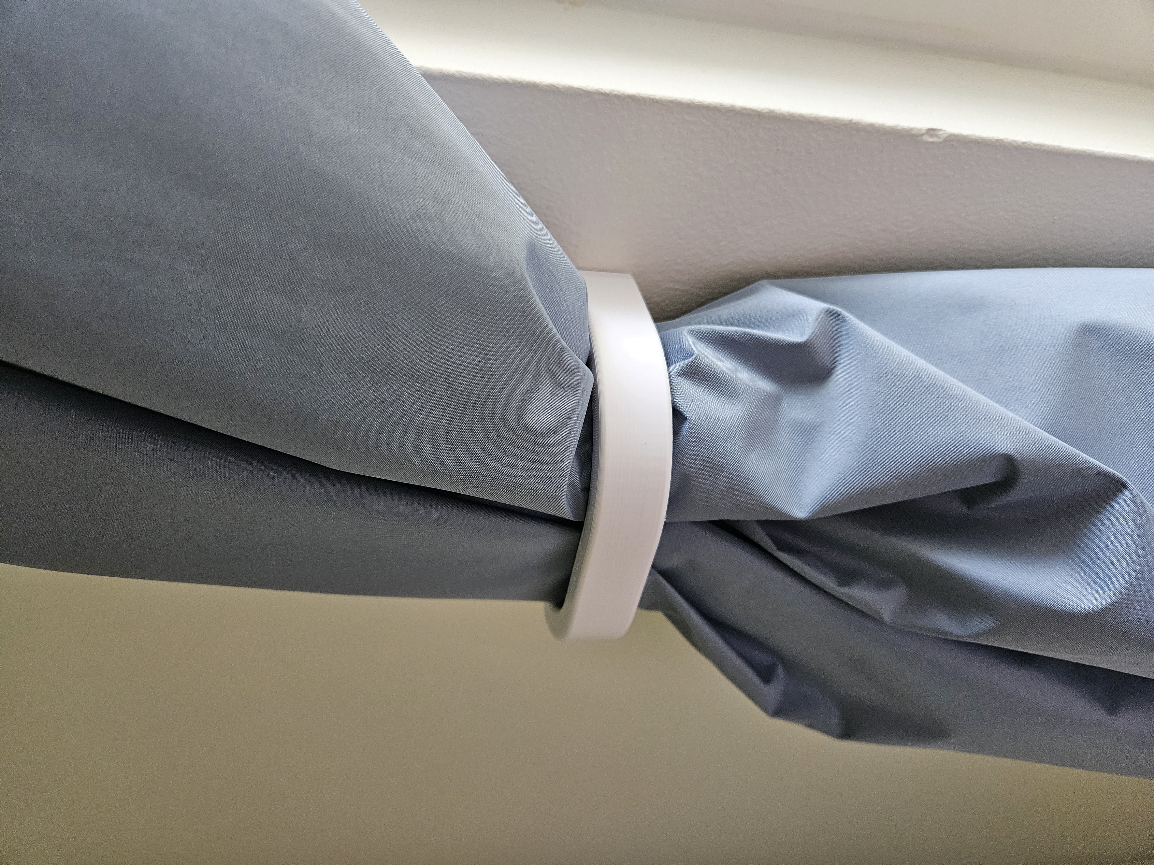 Curtain Hook w/ Hidden Command Strip