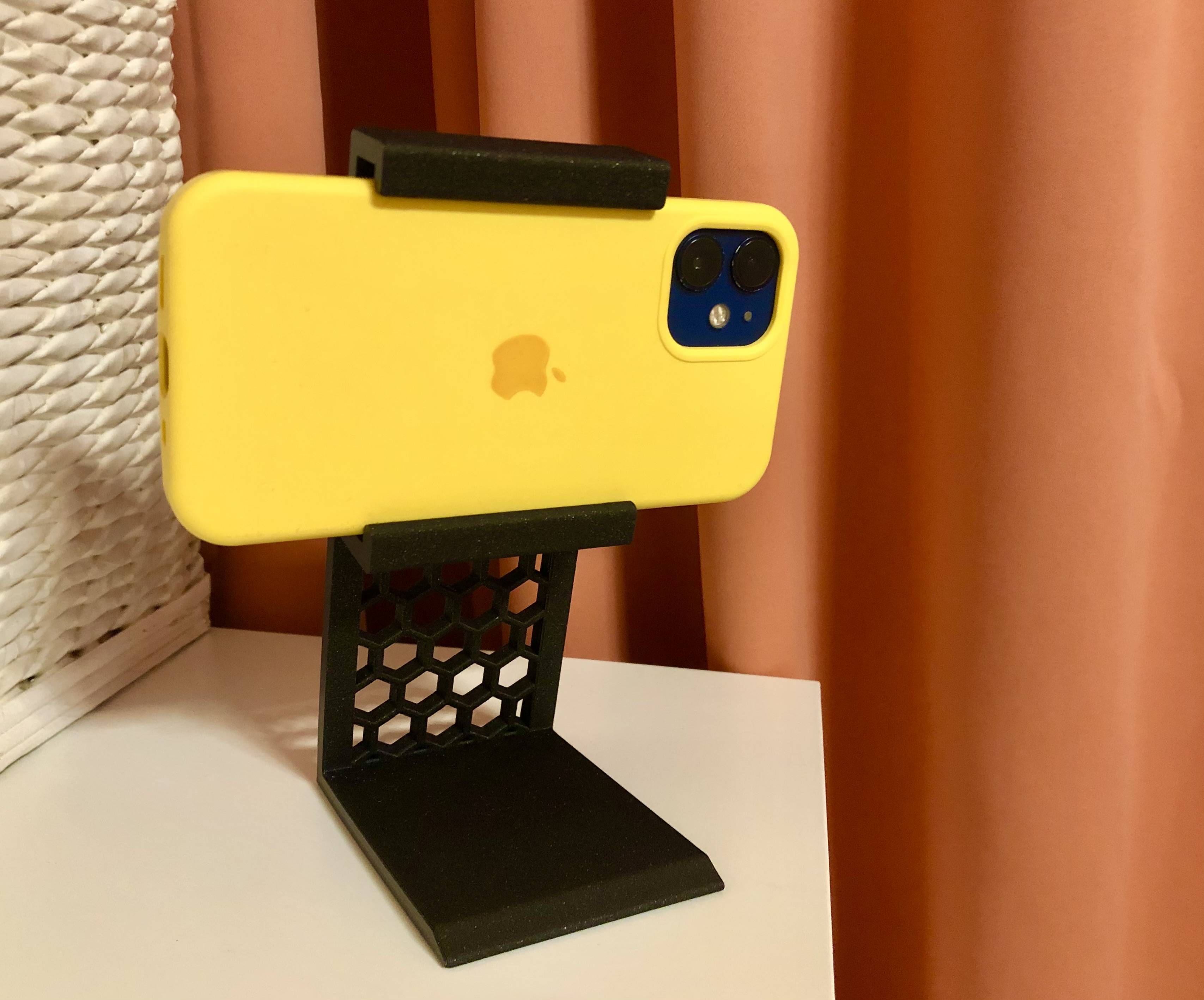 Horizontal Phone Stand – Honeycomb Design for Camera & Monitoring Use