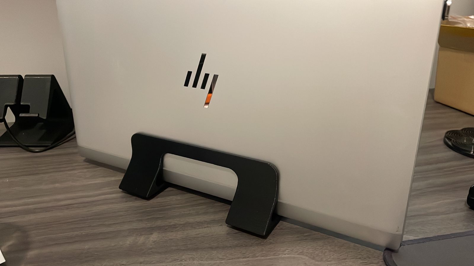 Universal expandable laptop stand
