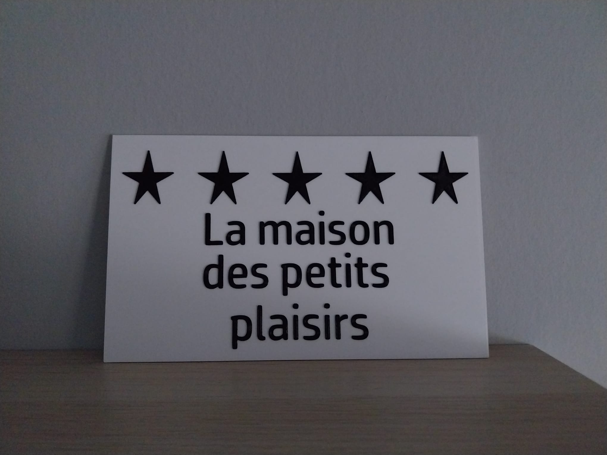 Sign 'La maison des petits plaisirs'