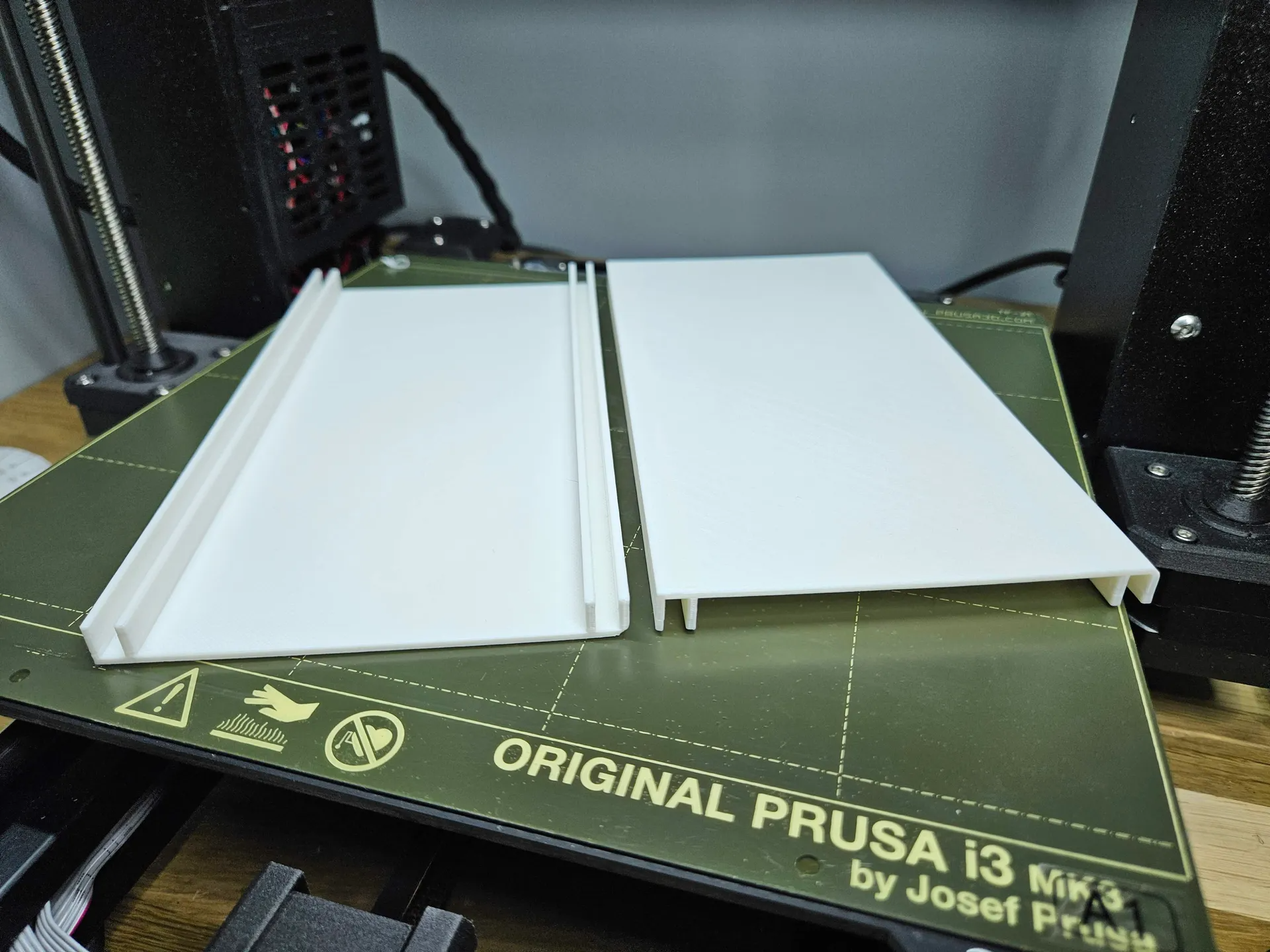 Clip-on solid shelves for Mini Warehouse 3D model thumbnail