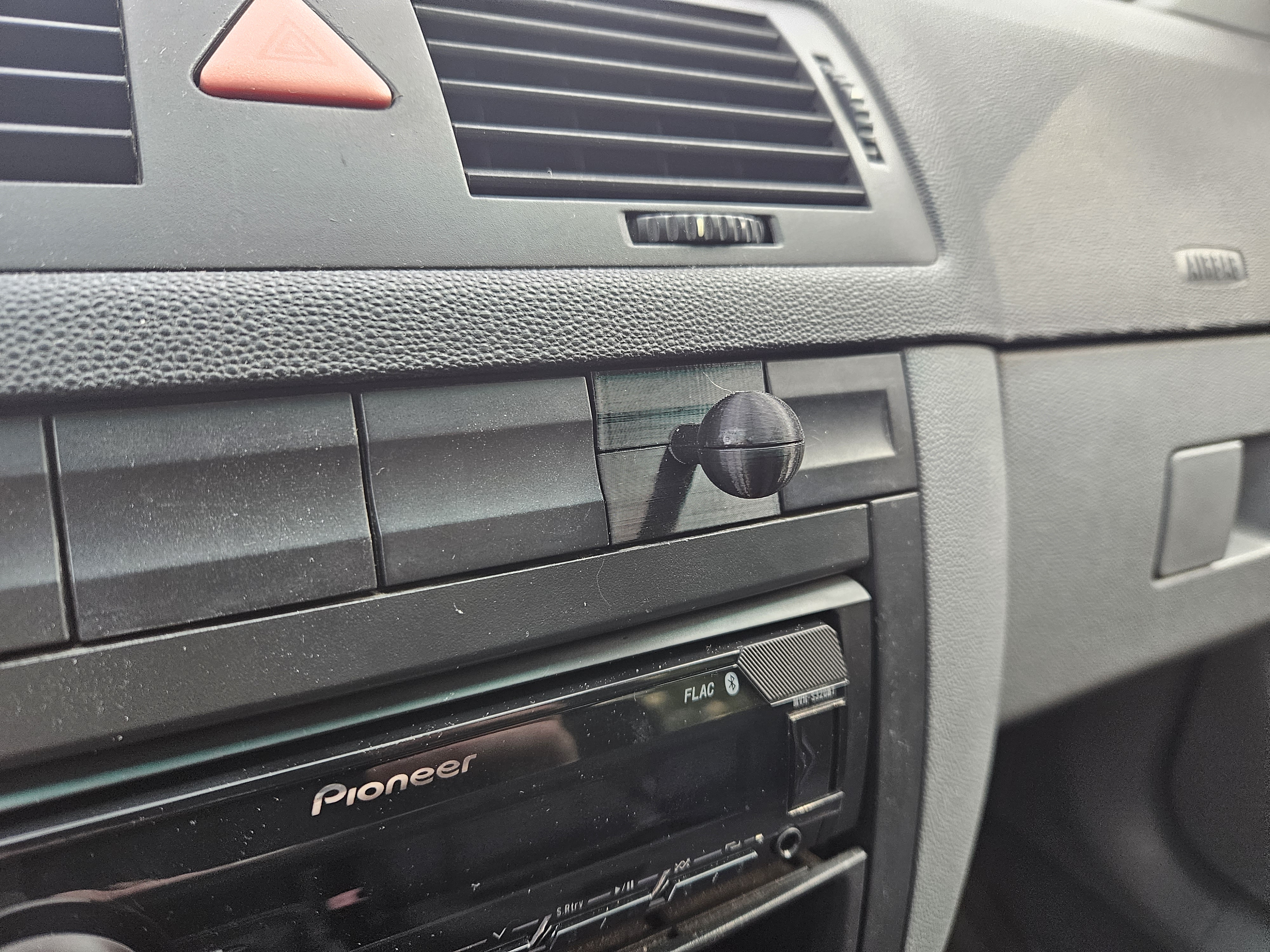 Skoda Fabia 1 (1999 - 2007) phone holder on dashboard